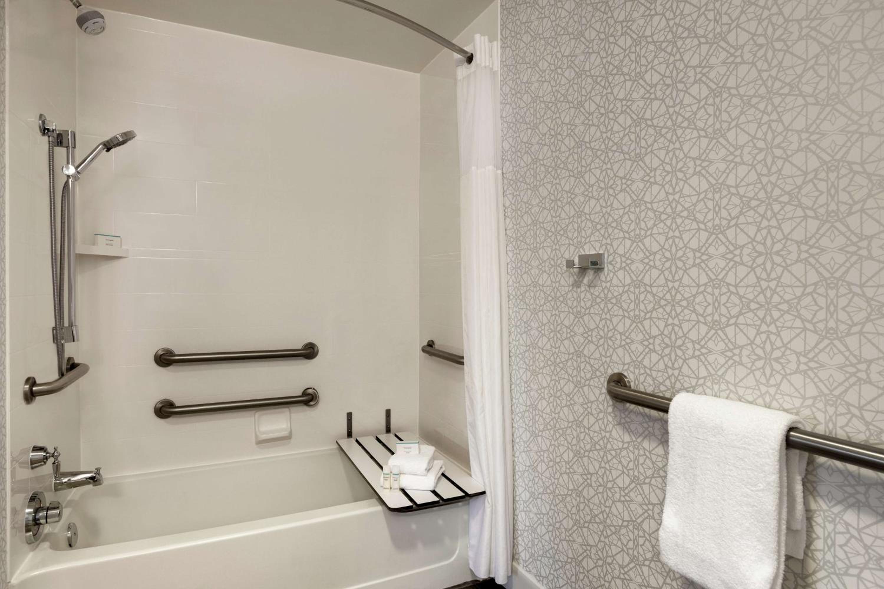 Queen Room with Two Queen Beds - Mobility Access/Non-Smoking - Photo 4