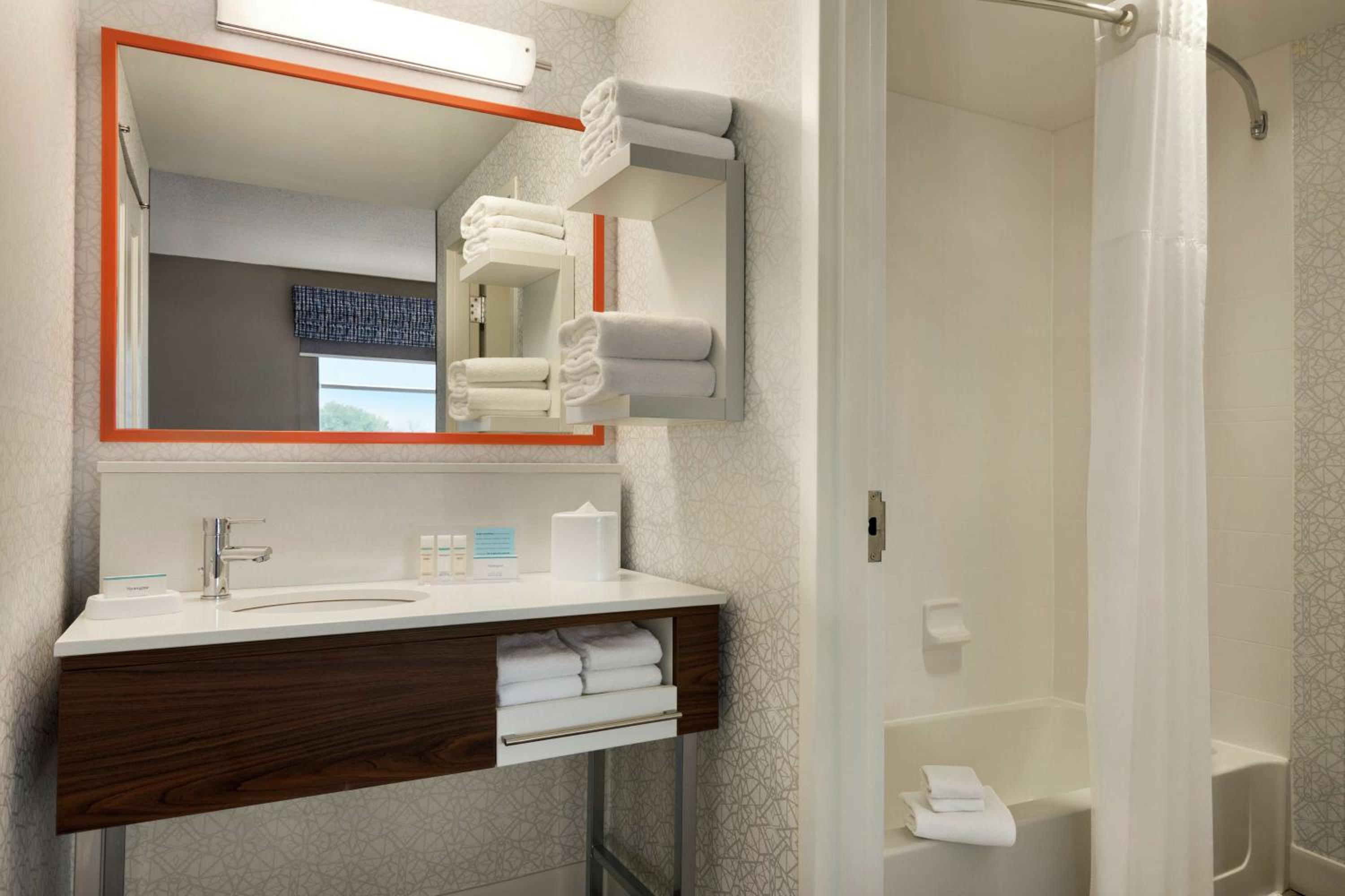Queen Studio Suite with Two Queen Beds - Non-Smoking - Photo 2
