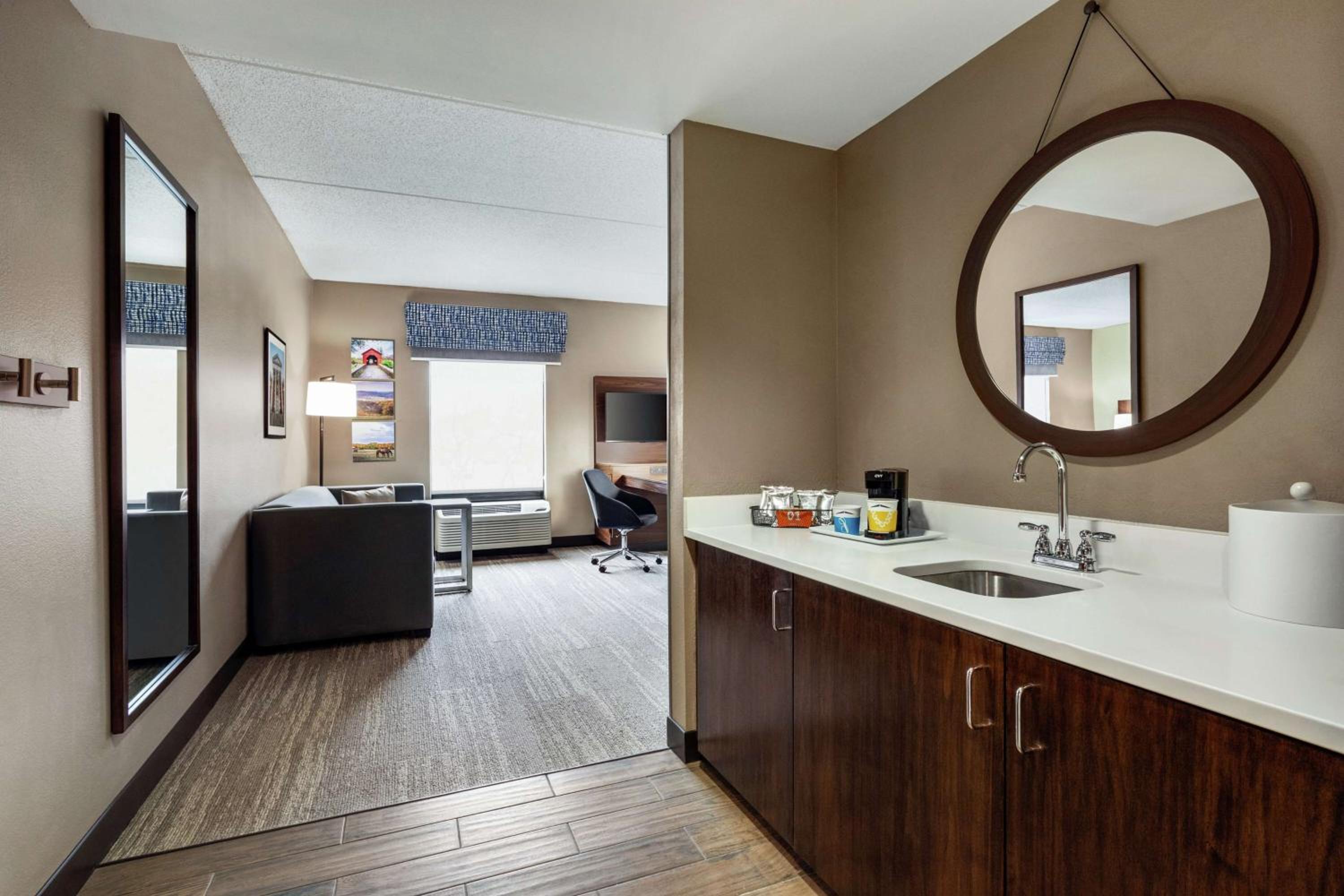 Queen Room with Two Queen Beds - Hearing Access/Non-Smoking - Photo 3