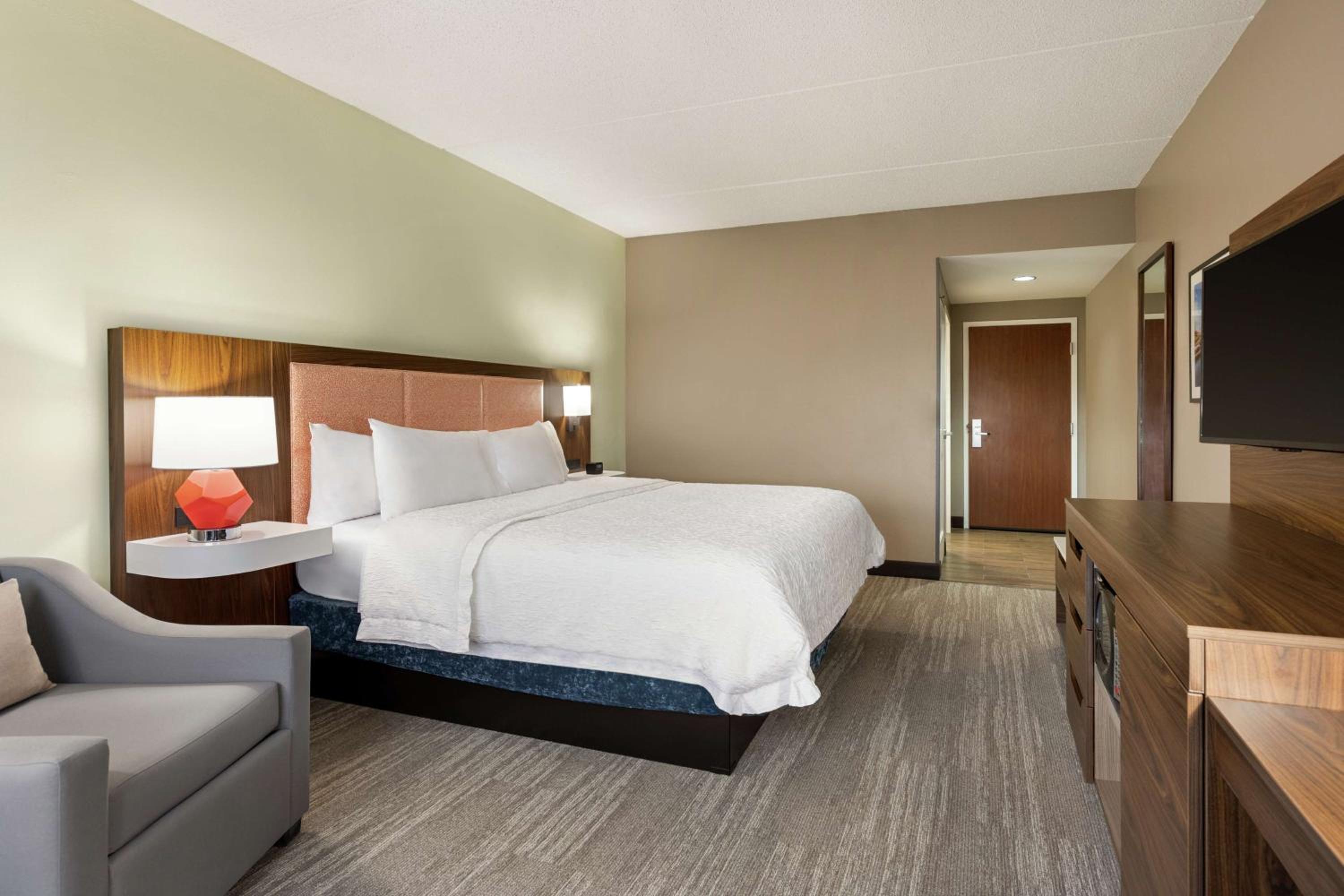 King Room with King Bed - Non-Smoking - Photo 2