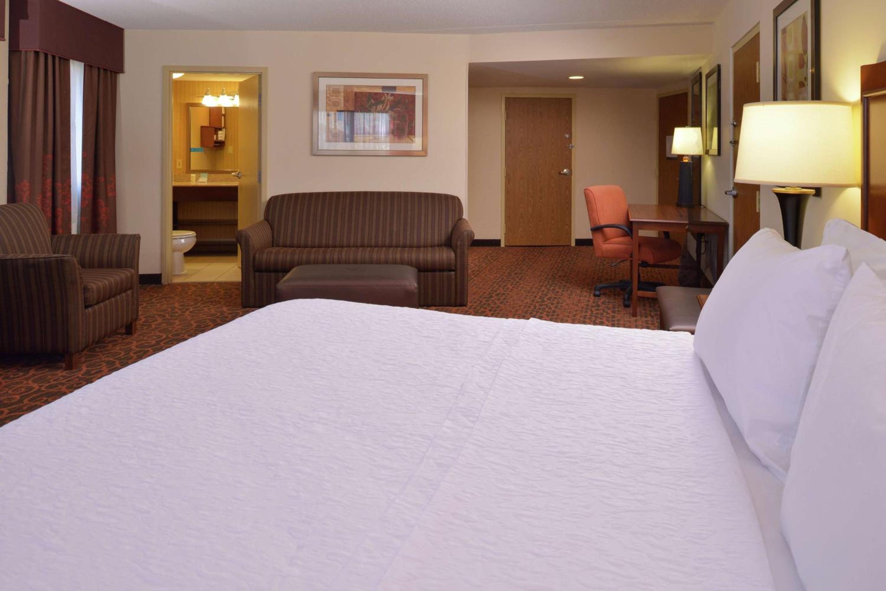 King Corner Room with Sofa Bed - Non-Smoking photo 2