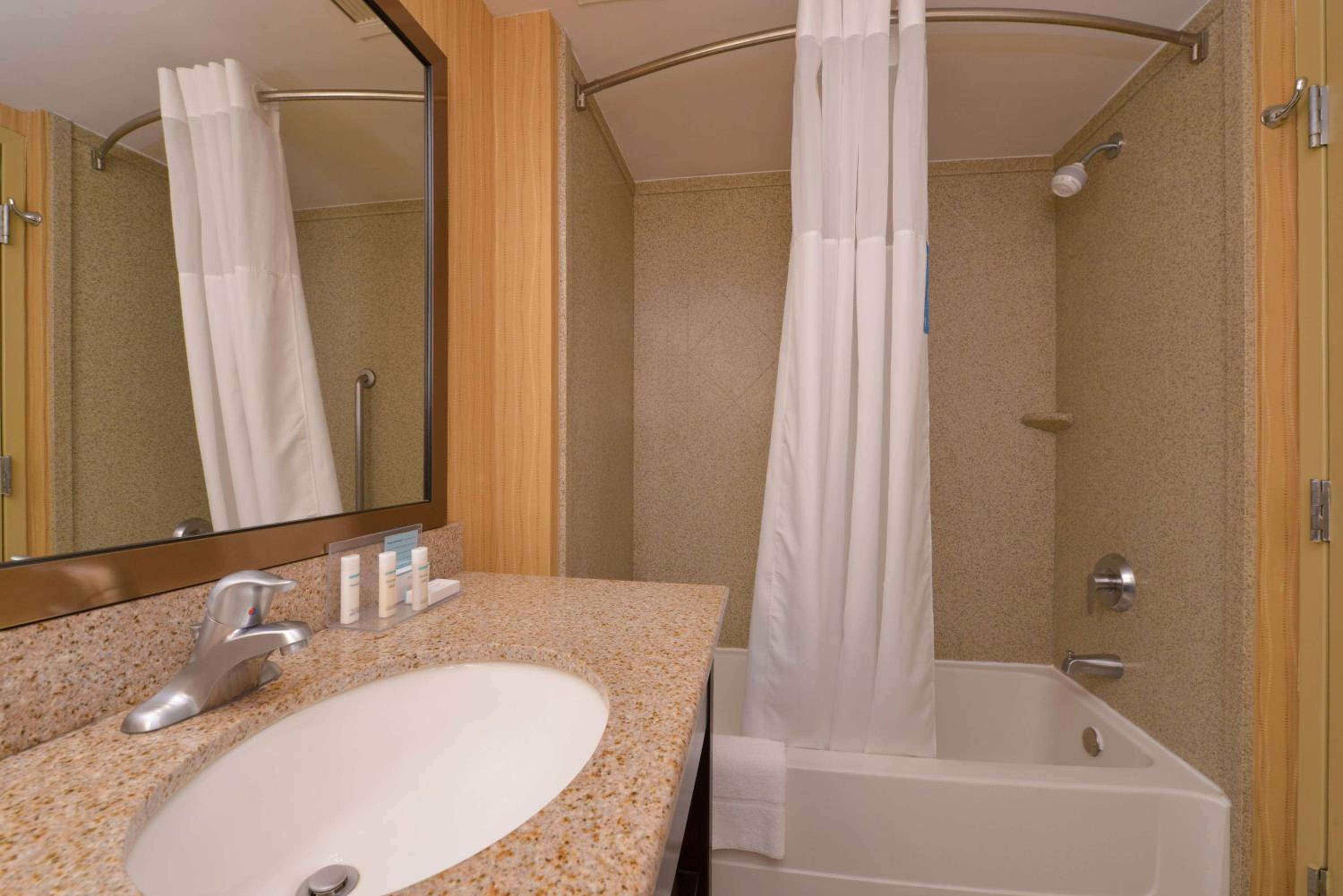 Room with Two Queen Beds - Non-Smoking - Photo 5