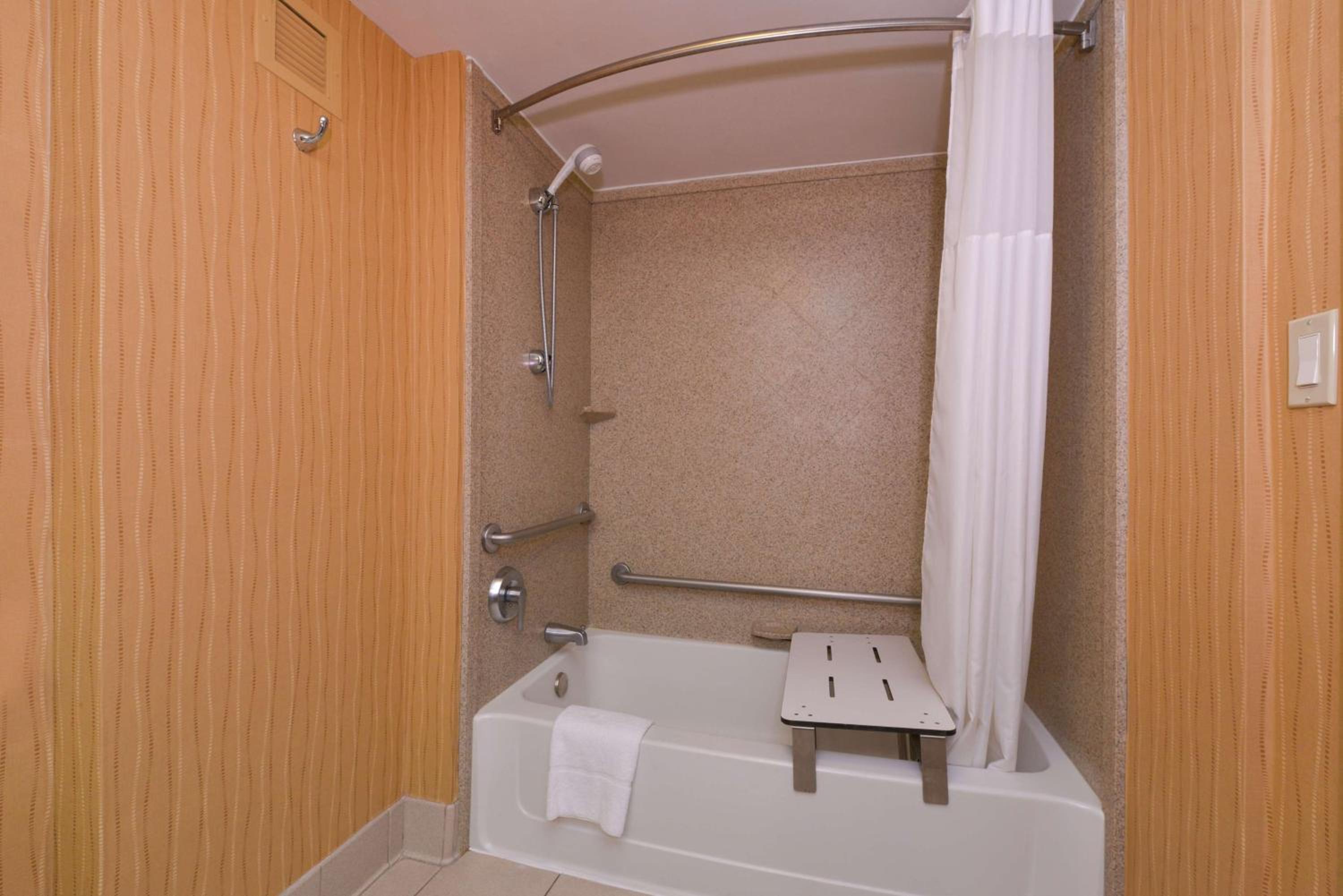 King Room with Roll-In Shower - Mobility and Hearing Access/Non-Smoking photo 2