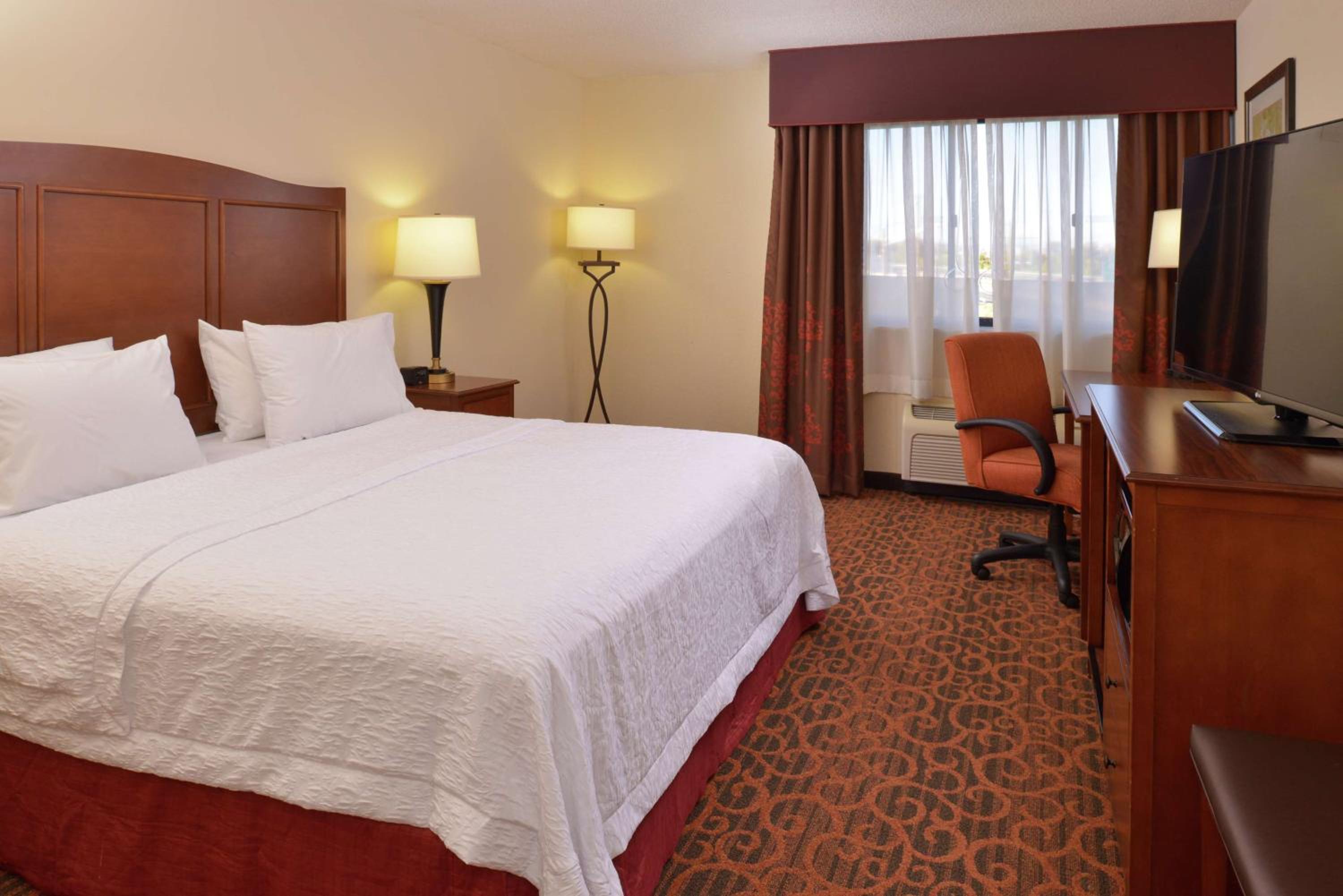 King Room with Accessible Tub - Mobility and Hearing Access/Non-Smoking - Photo 3