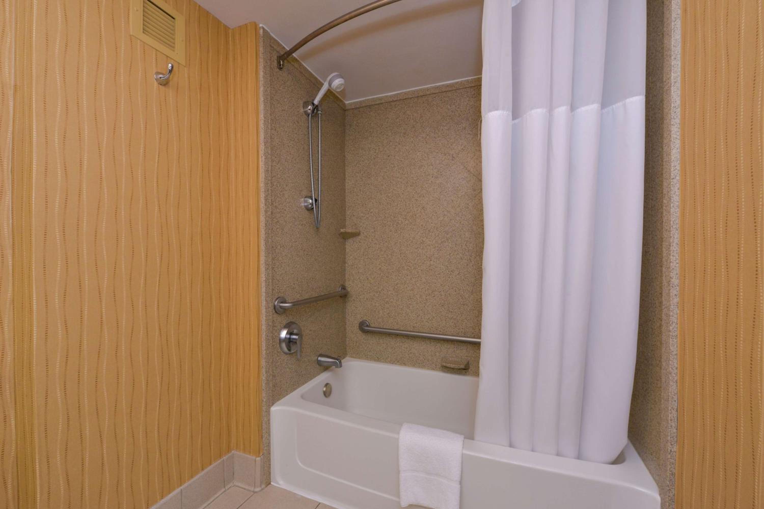 King Room with Accessible Tub - Mobility and Hearing Access/Non-Smoking - Photo 5
