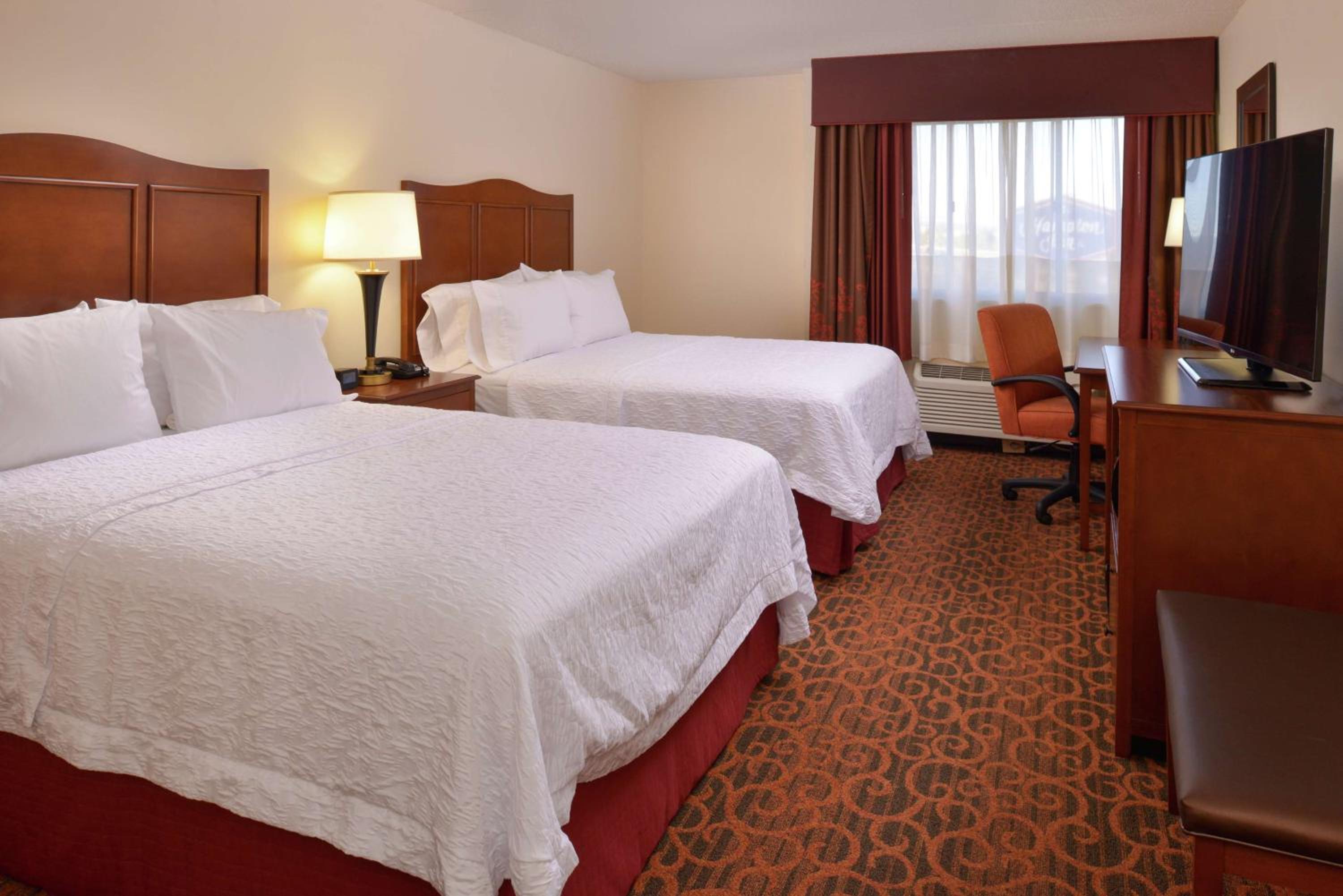 Room with Two Queen Beds - Non-Smoking - Photo 4