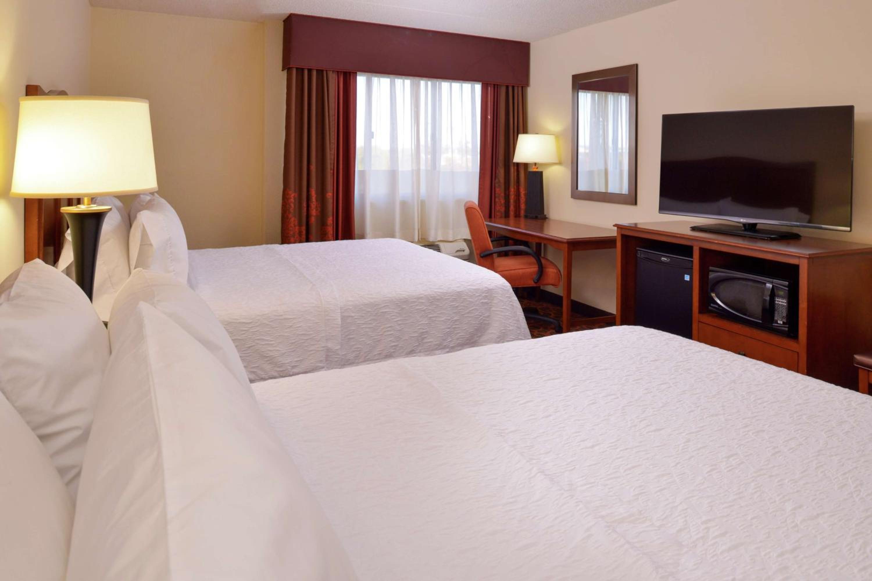 Room with Two Queen Beds - Non-Smoking - Photo 3