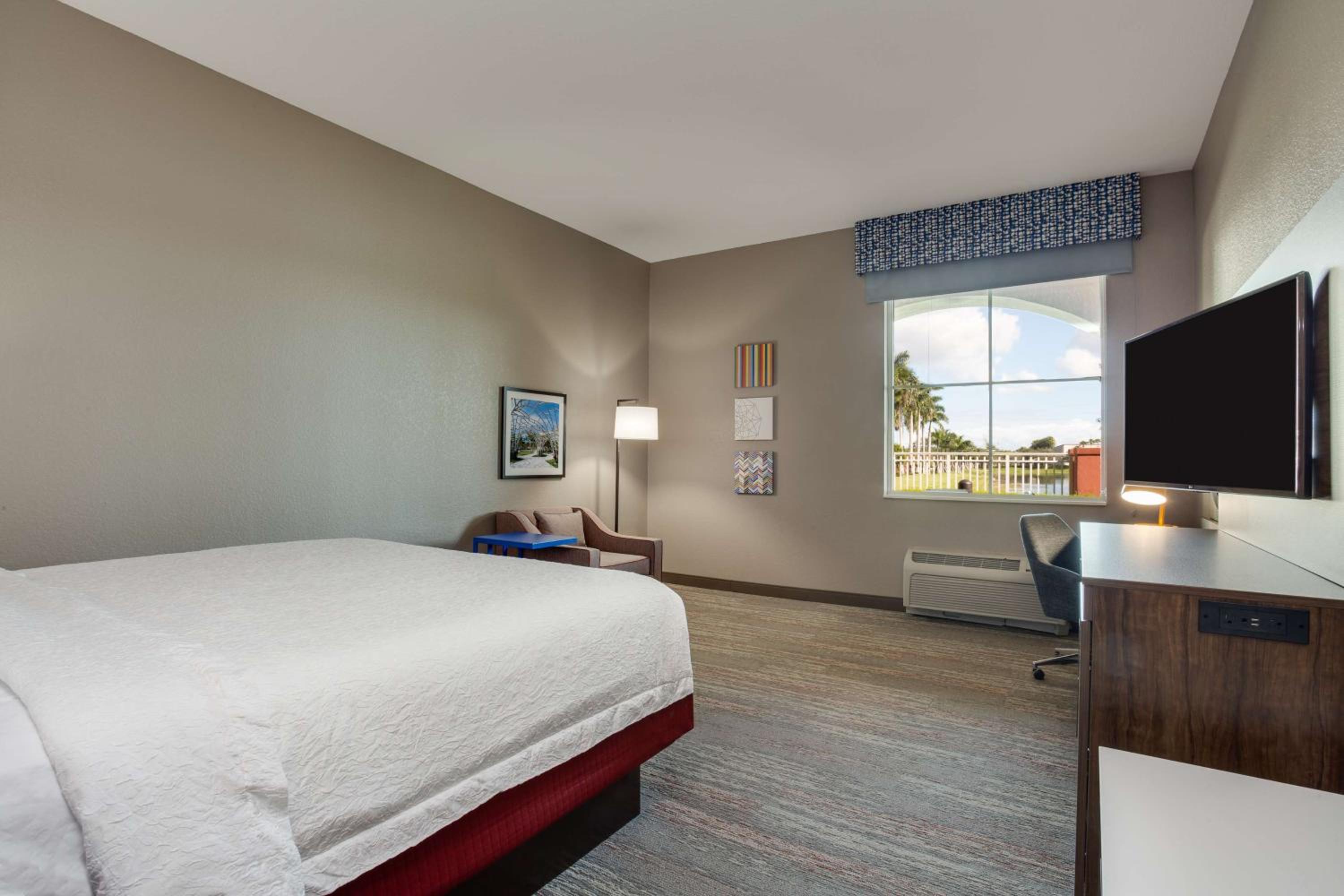 King Room with King Bed - Non-Smoking - Photo 3