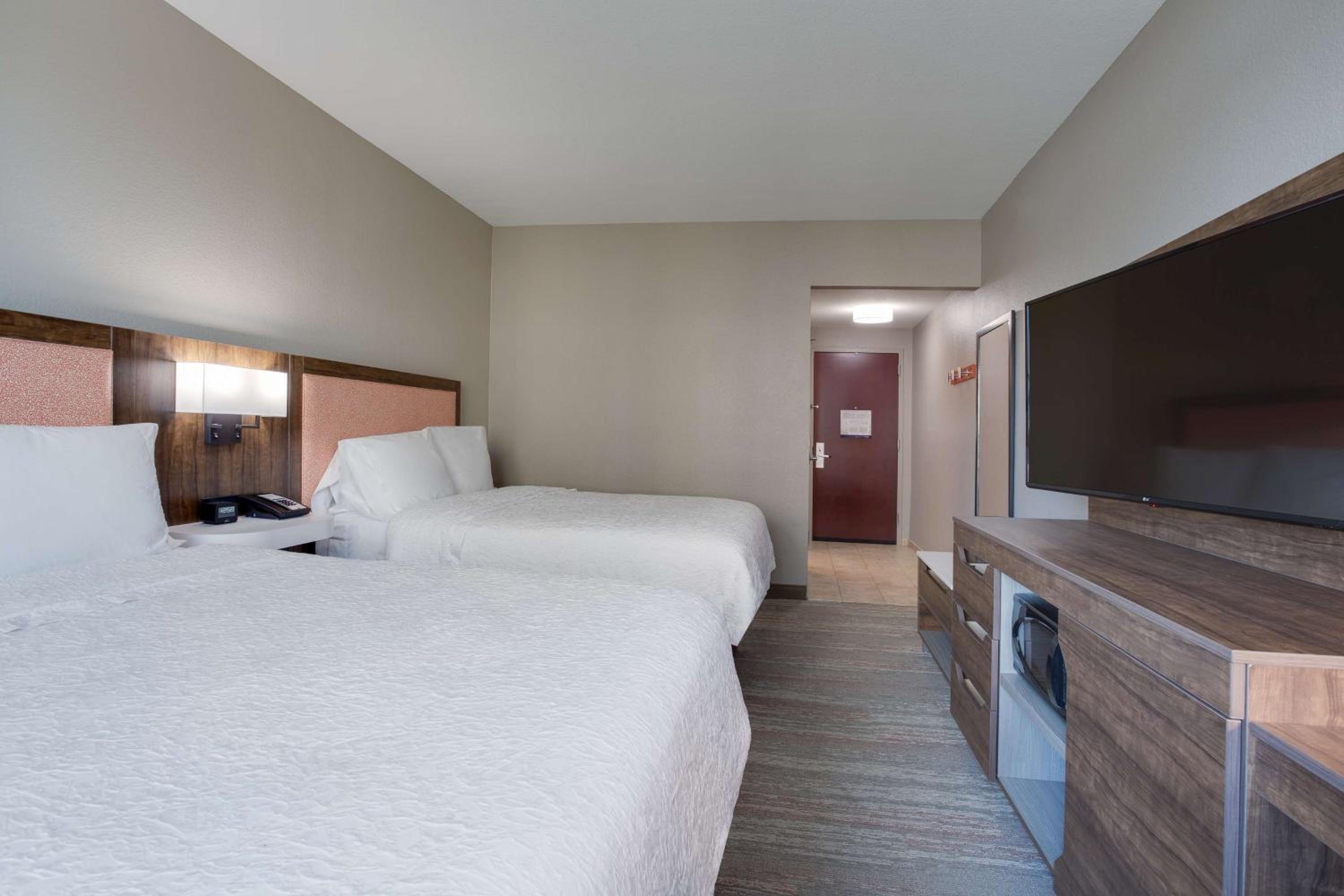 Room with Two Queen Beds - Non-Smoking - Photo 3
