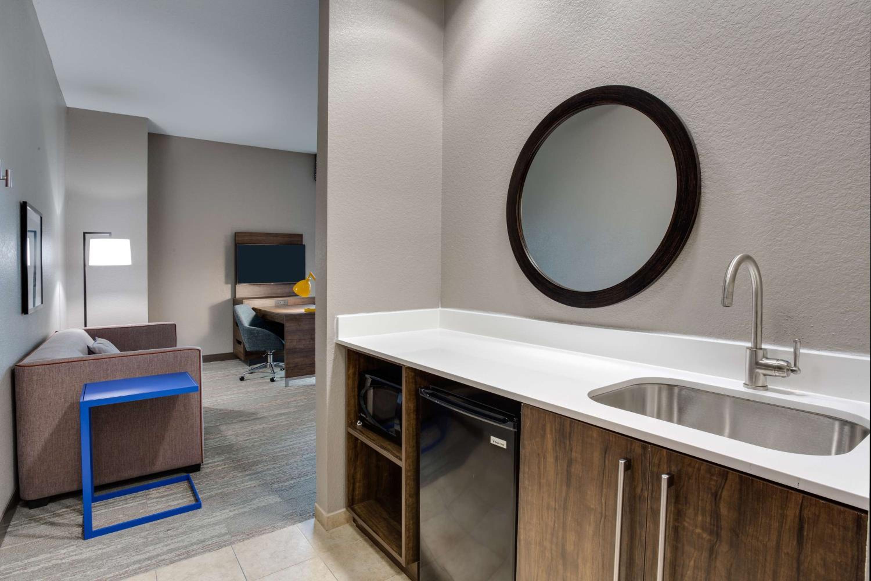 King Studio Suite - Non-Smoking - Photo 3