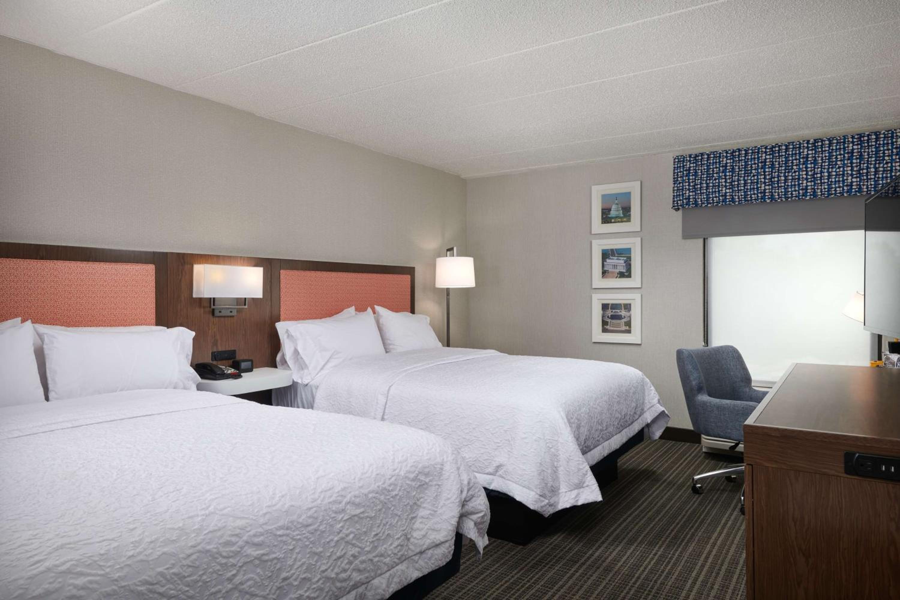 Queen Room with Two Queen Beds - Non-Smoking - Photo 6
