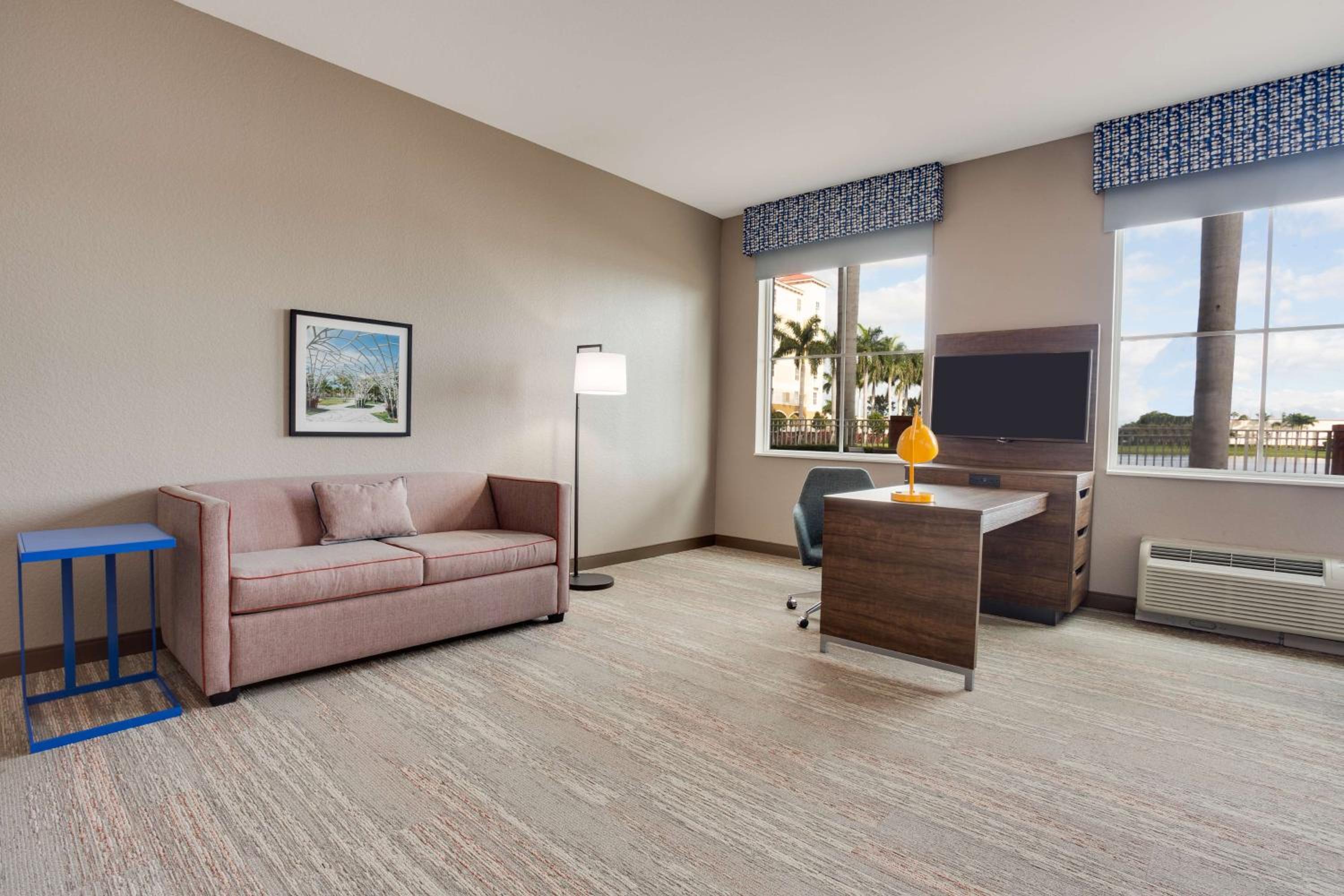 Queen Studio Suite with Two Queen Beds - Non-Smoking - Photo 2