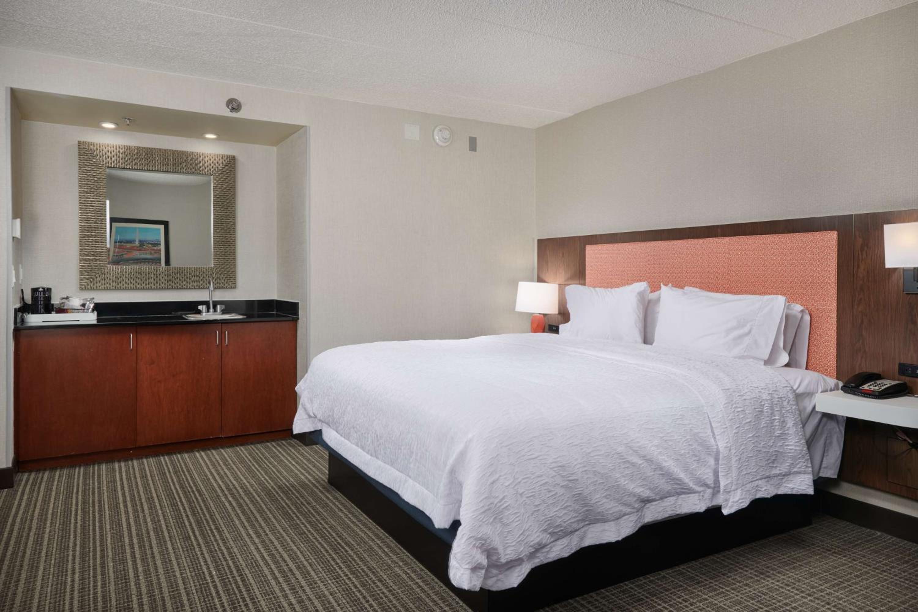 1 King Bed with Refrigerator and Microwave Non Smoking - Photo 6