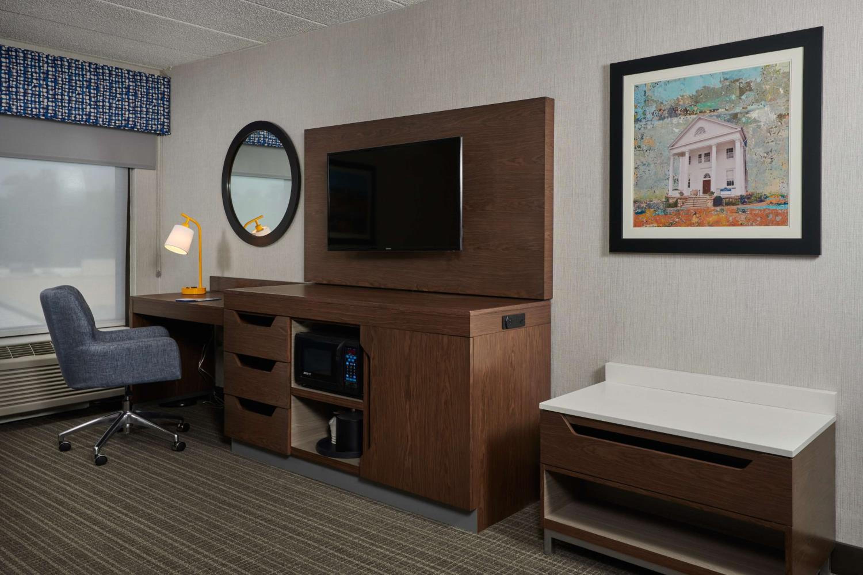 1 King Bed with Refrigerator and Microwave Non Smoking - Photo 2
