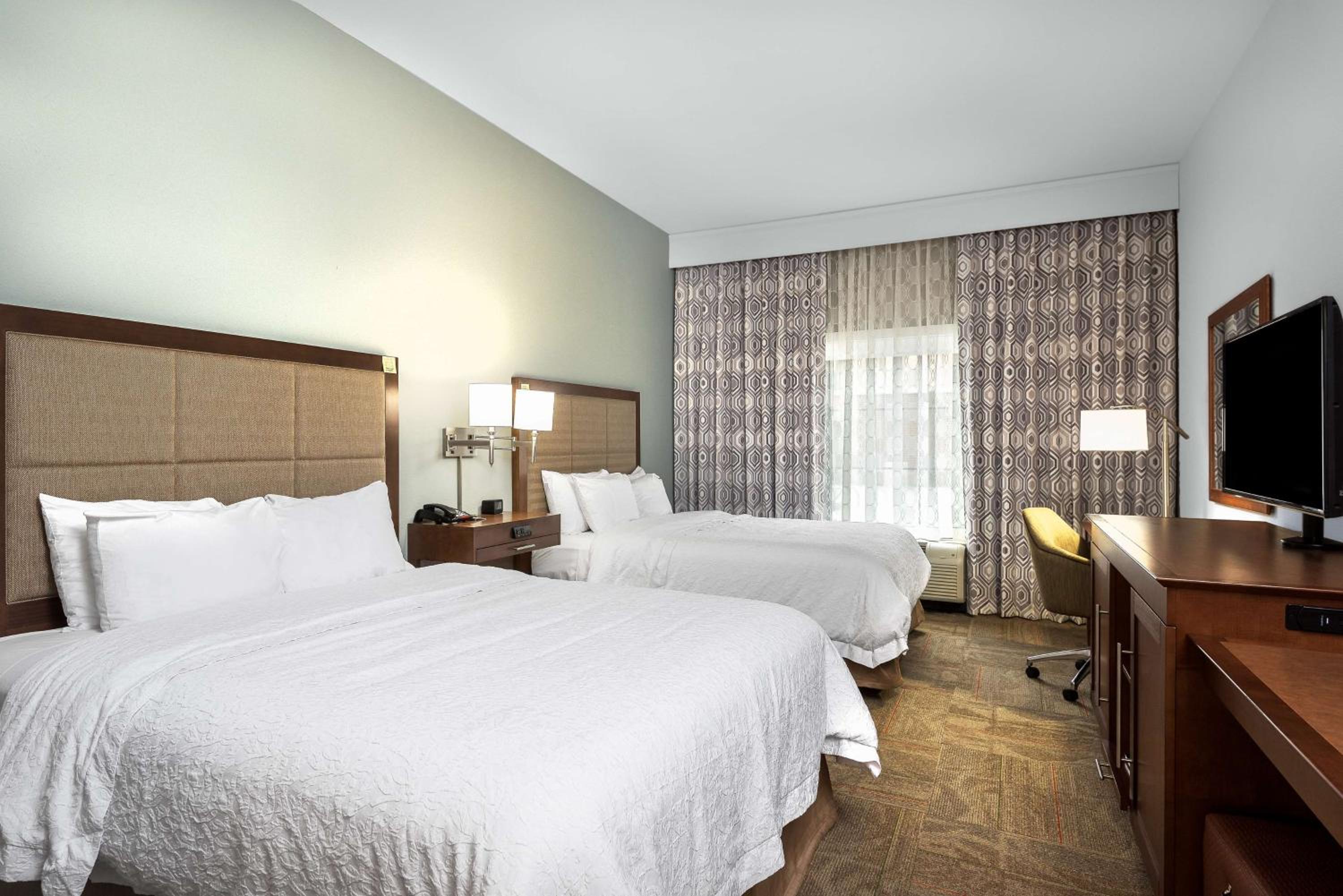 Room with Two Queen Beds - Non-Smoking photo 2