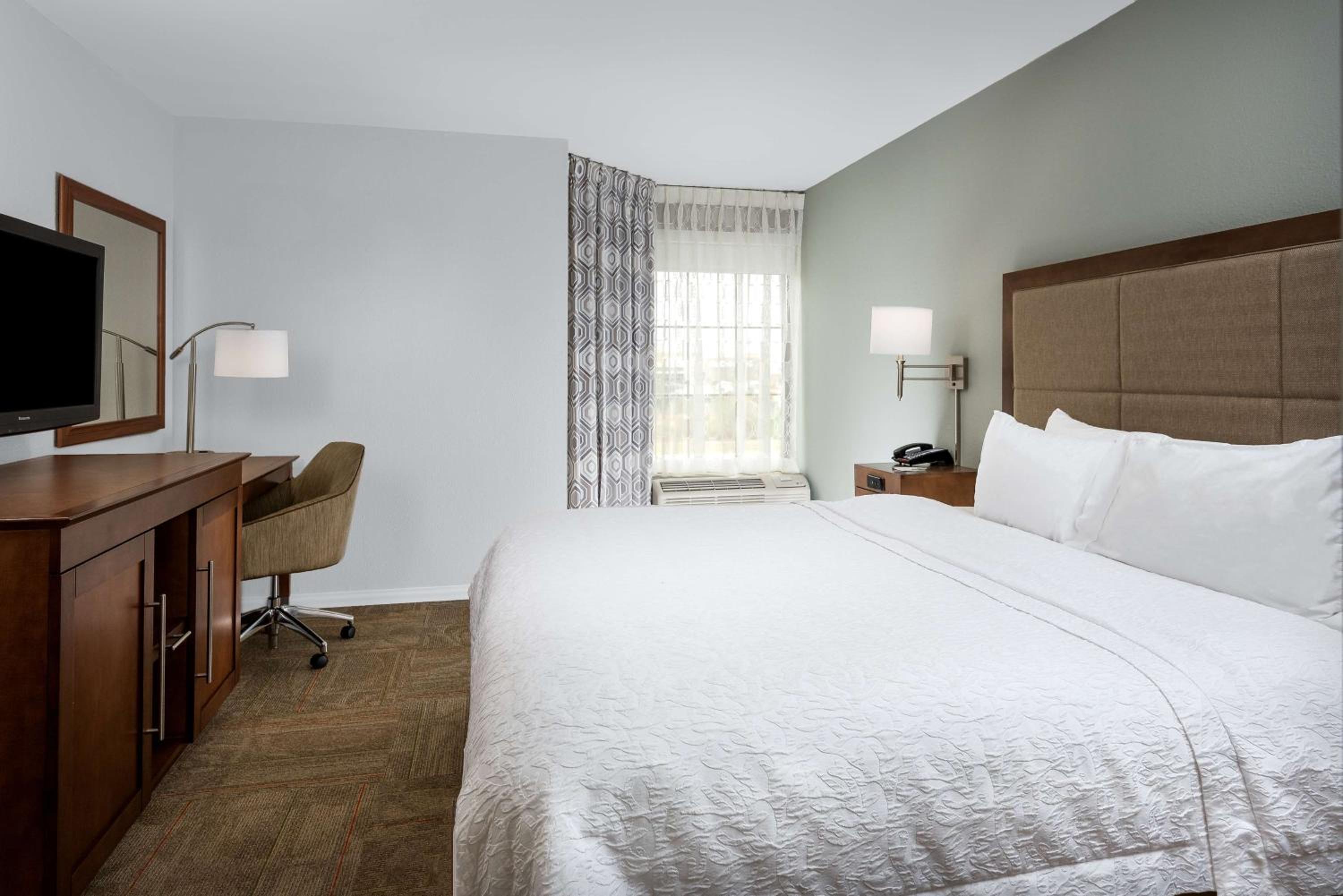 One-Bedroom King Suite with Walk In Shower - Non-Smoking photo 2