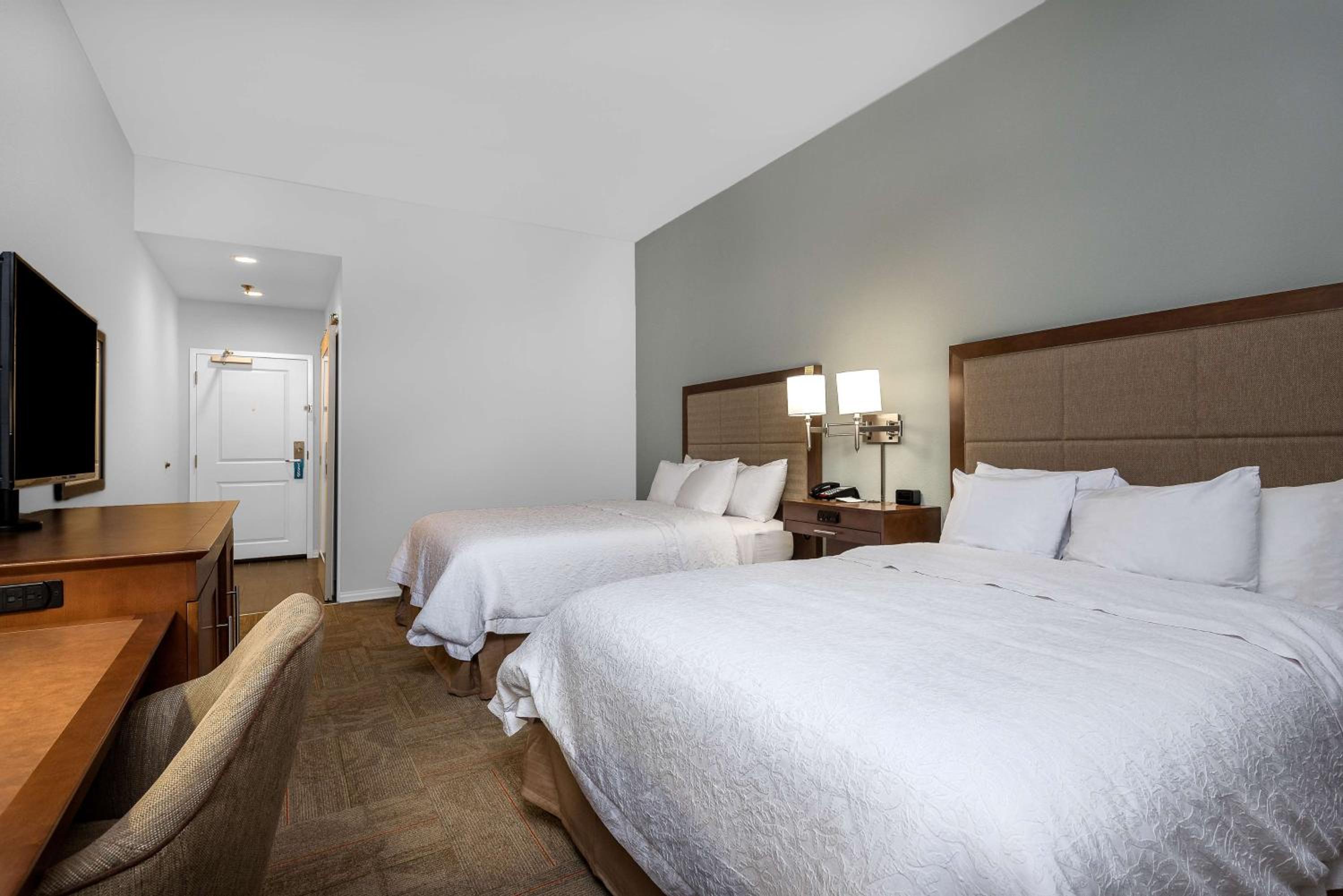 Room with Two Queen Beds - Non-Smoking photo 3