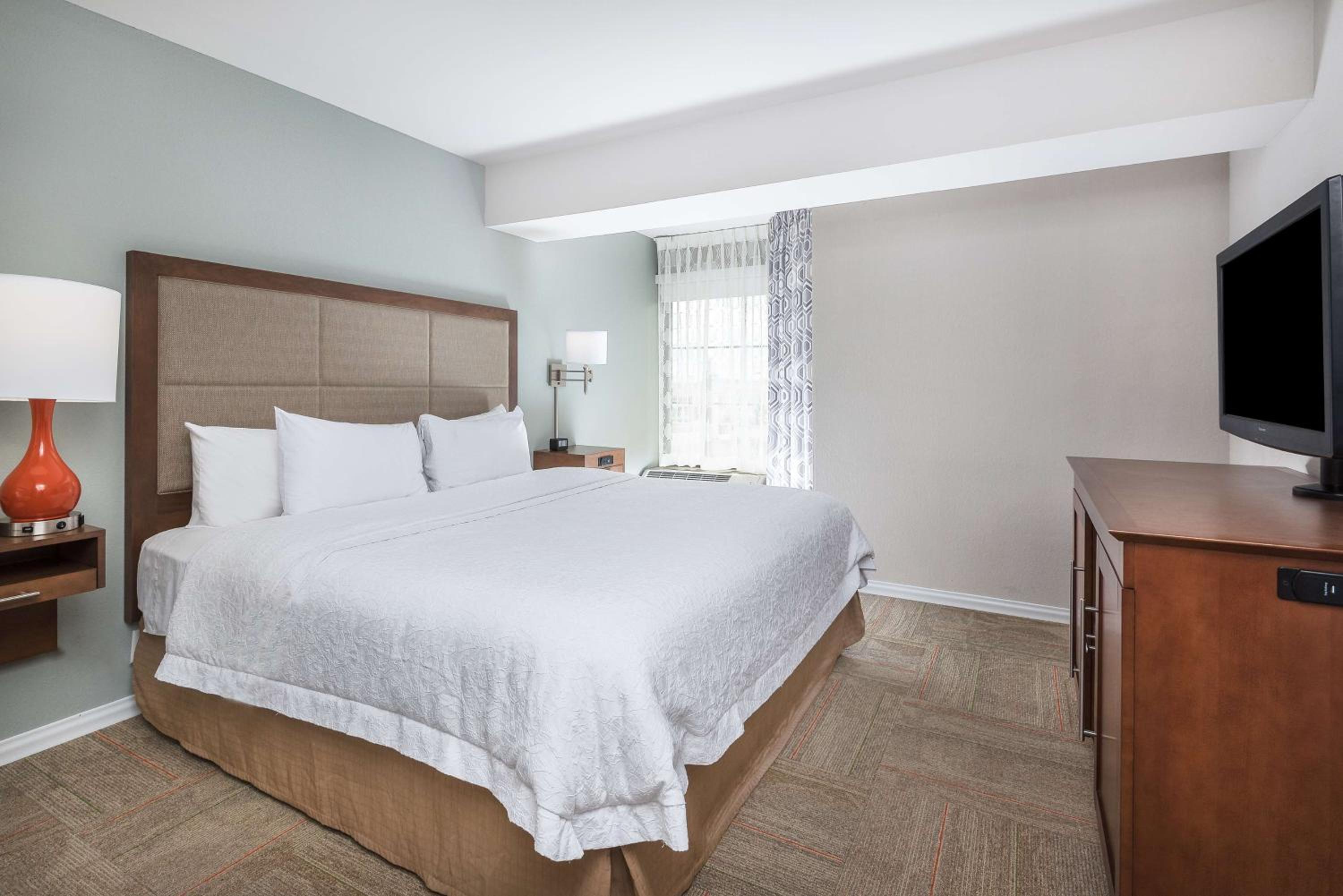 One-Bedroom King Suite with Fireplace - Non-Smoking
