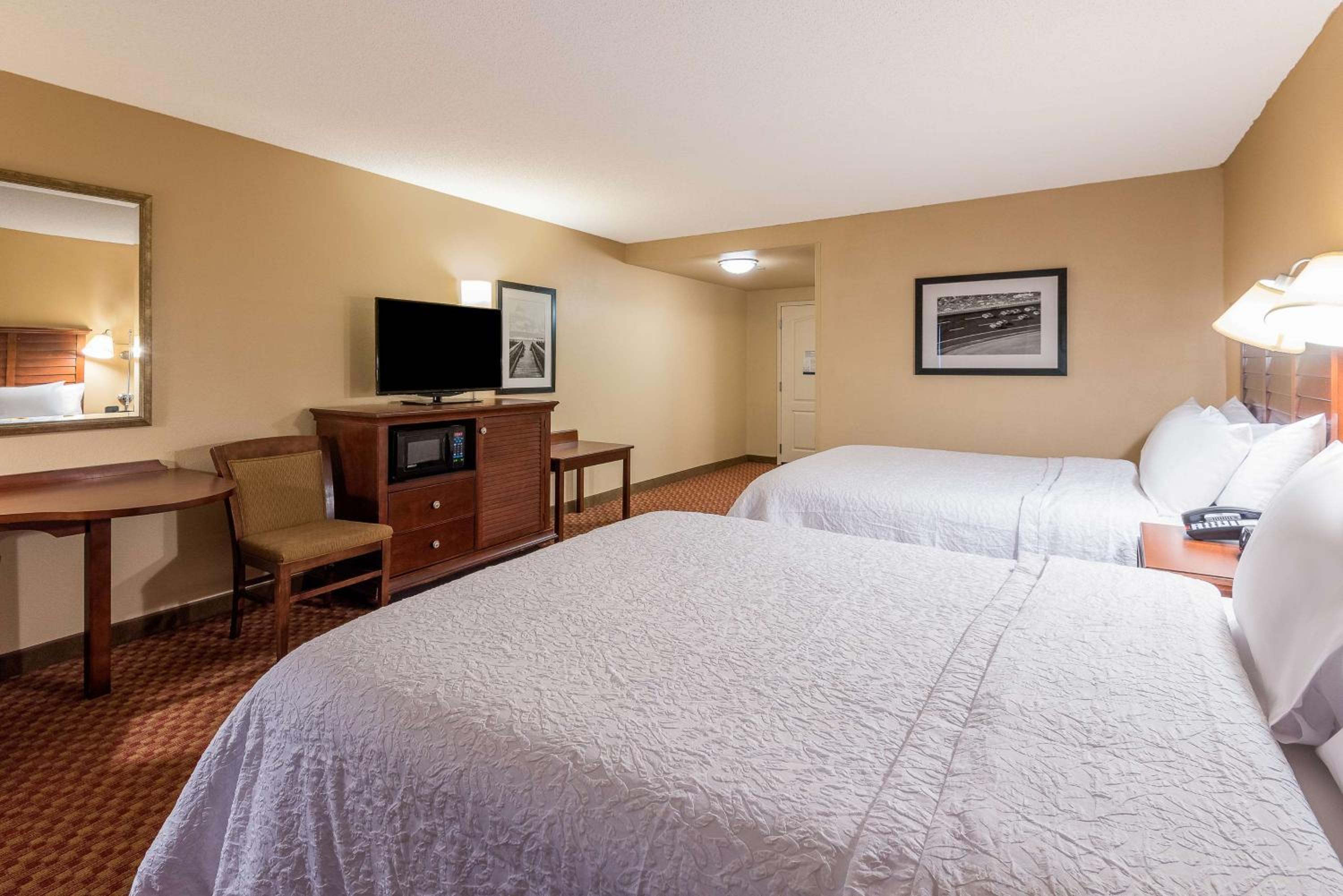 Large Queen Room with Two Queen Beds - Non-Smoking - Photo 4
