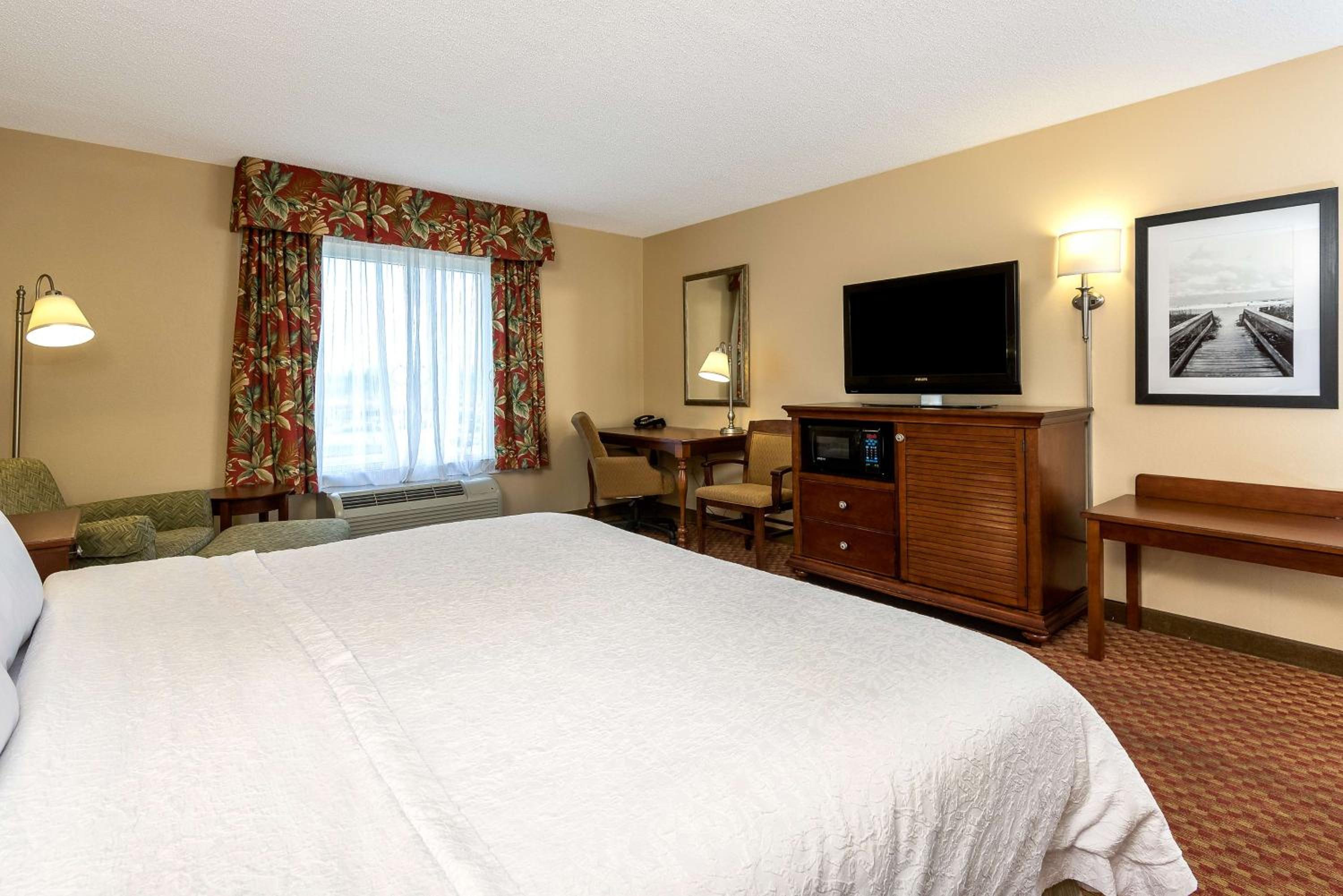King Room with King Bed - Non-Smoking - Photo 1
