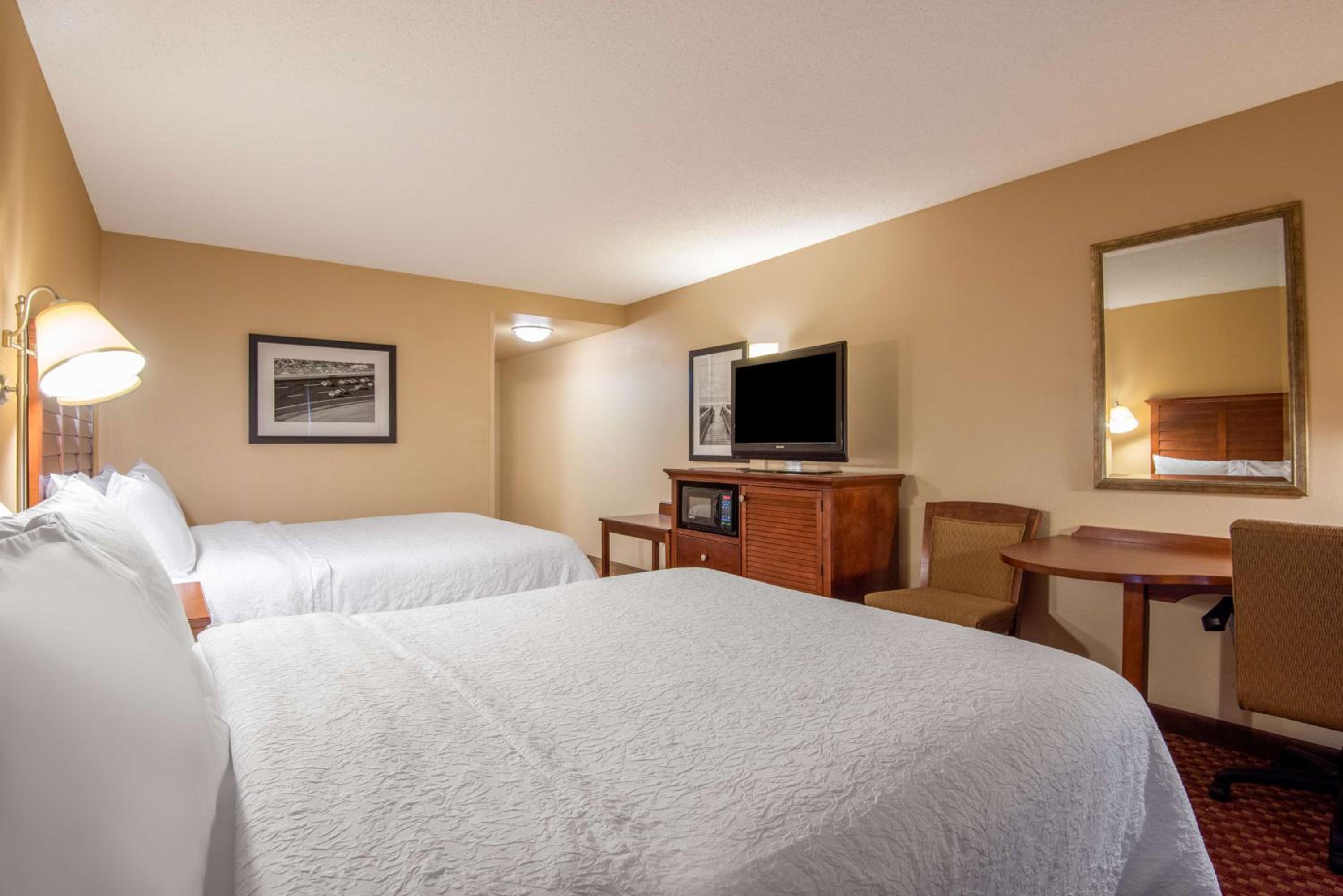 Room with Two Queen Beds - Non-Smoking - Photo 4