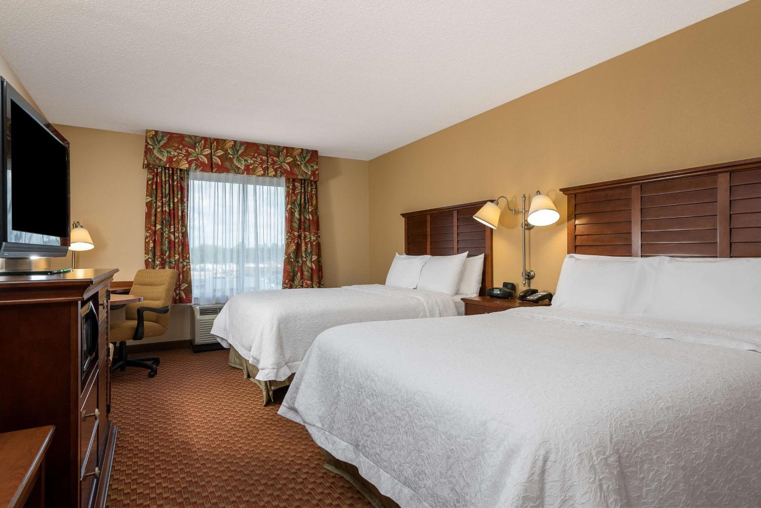 Room with Two Queen Beds - Non-Smoking - Photo 2