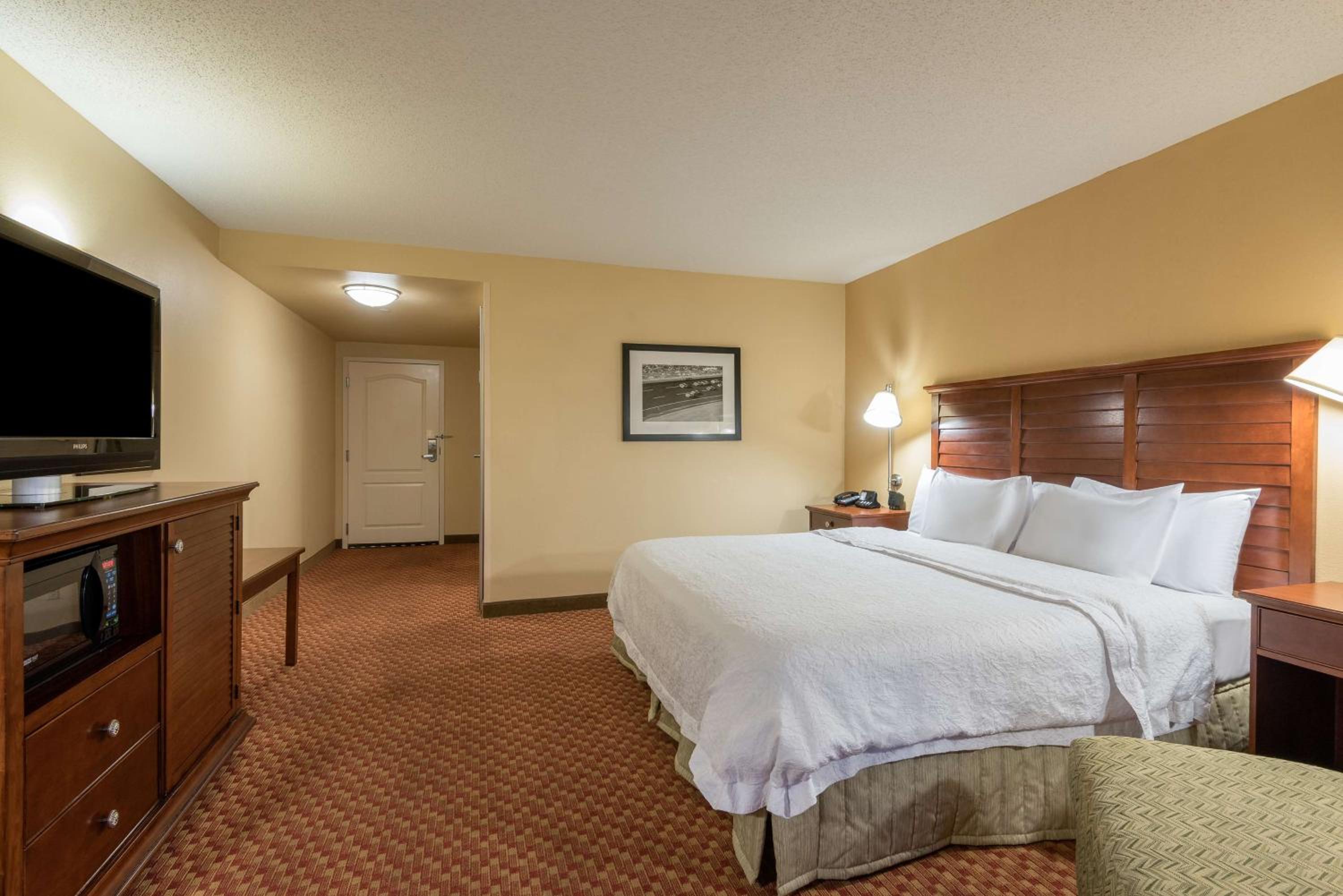 King Room with King Bed - Non-Smoking - Photo 2