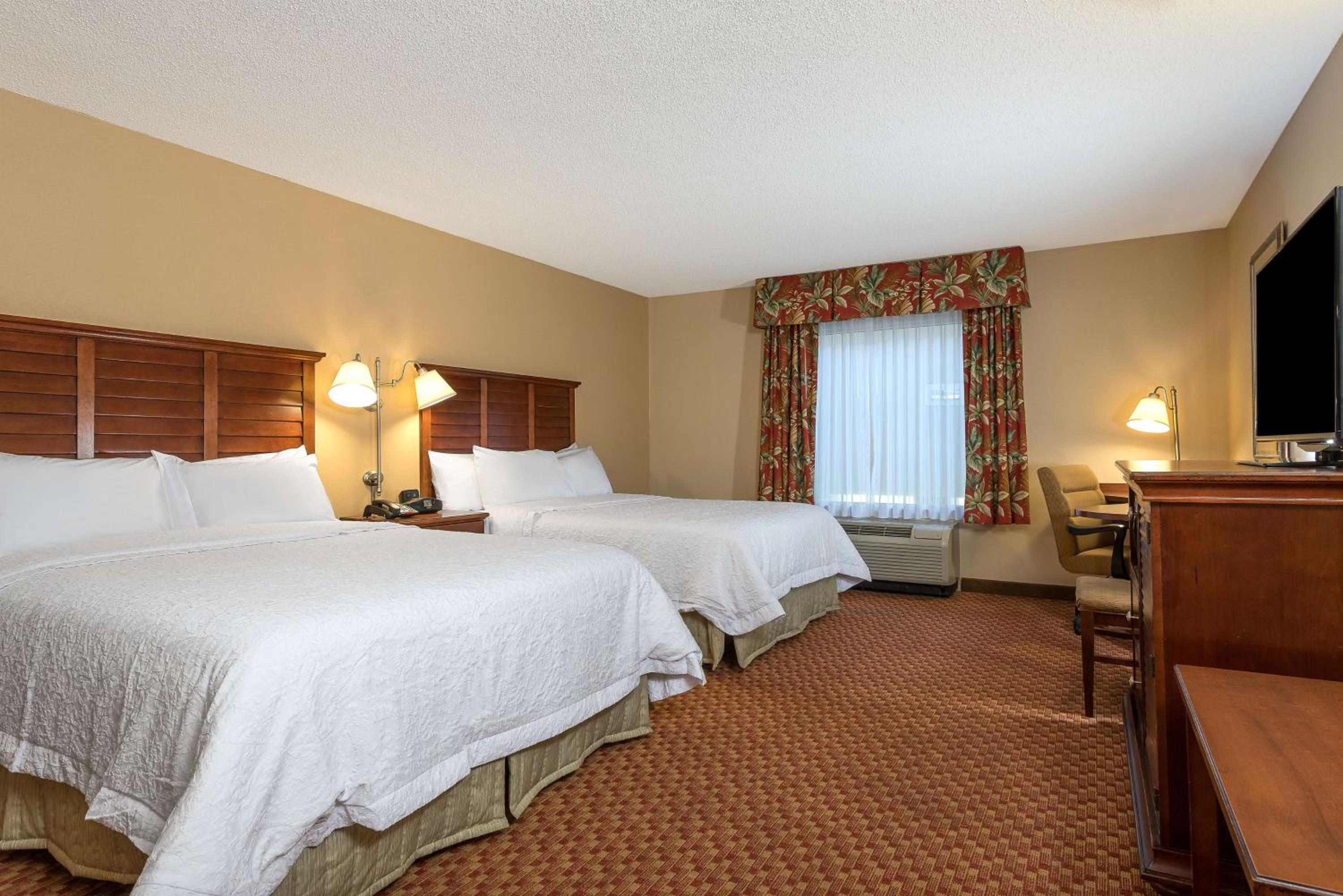 Large Queen Room with Two Queen Beds - Non-Smoking - Photo 3