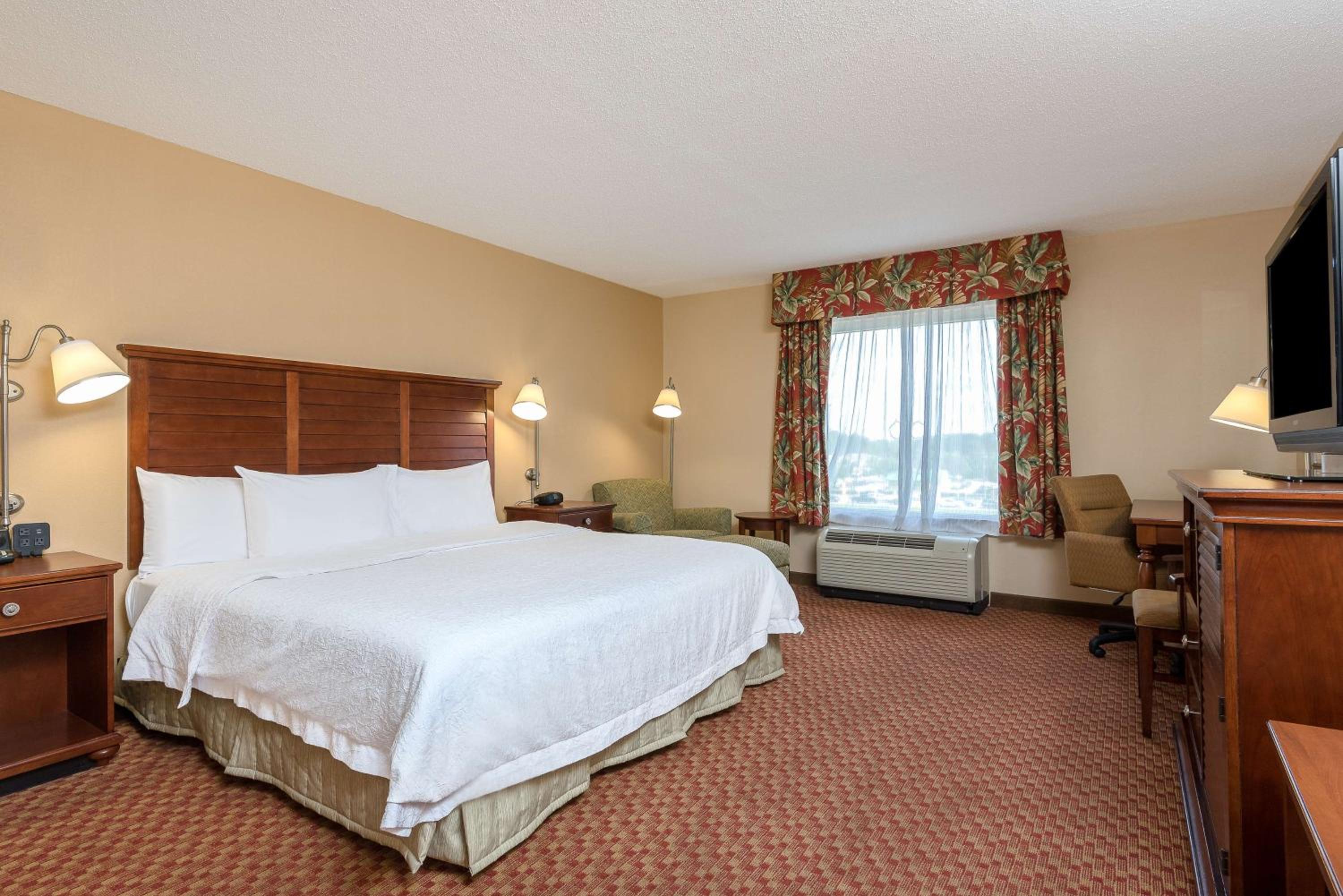 King Room with King Bed - Non-Smoking - Photo 3