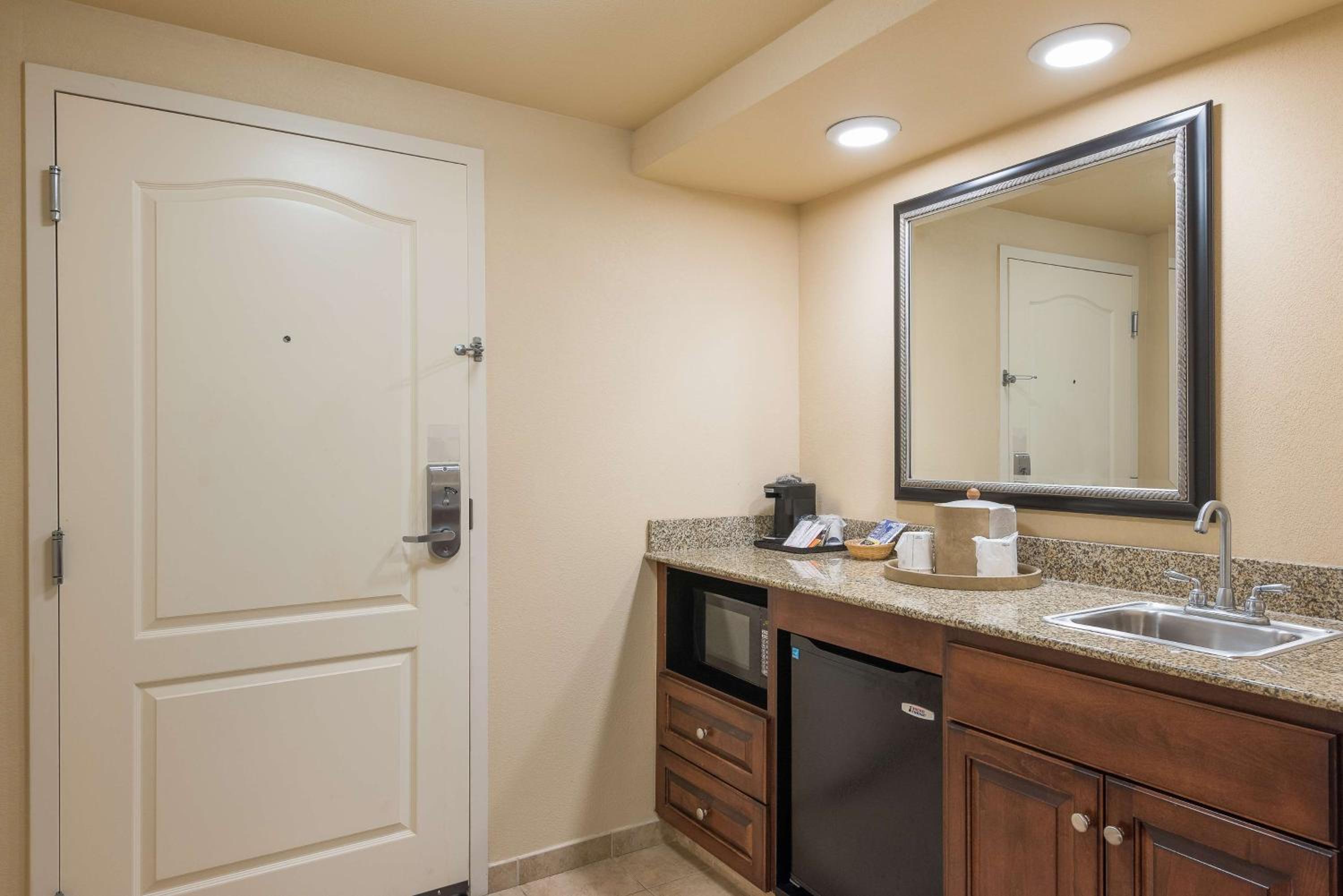 King Studio Suite with Shower - Non-Smoking - Photo 2