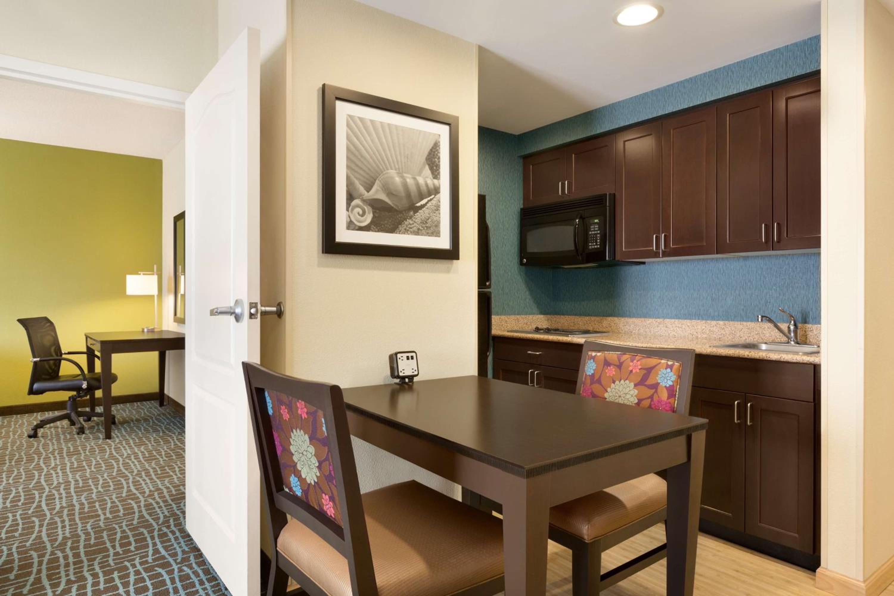One-Bedroom Queen Suite with Two Queen Beds - Non-Smoking - Photo 2