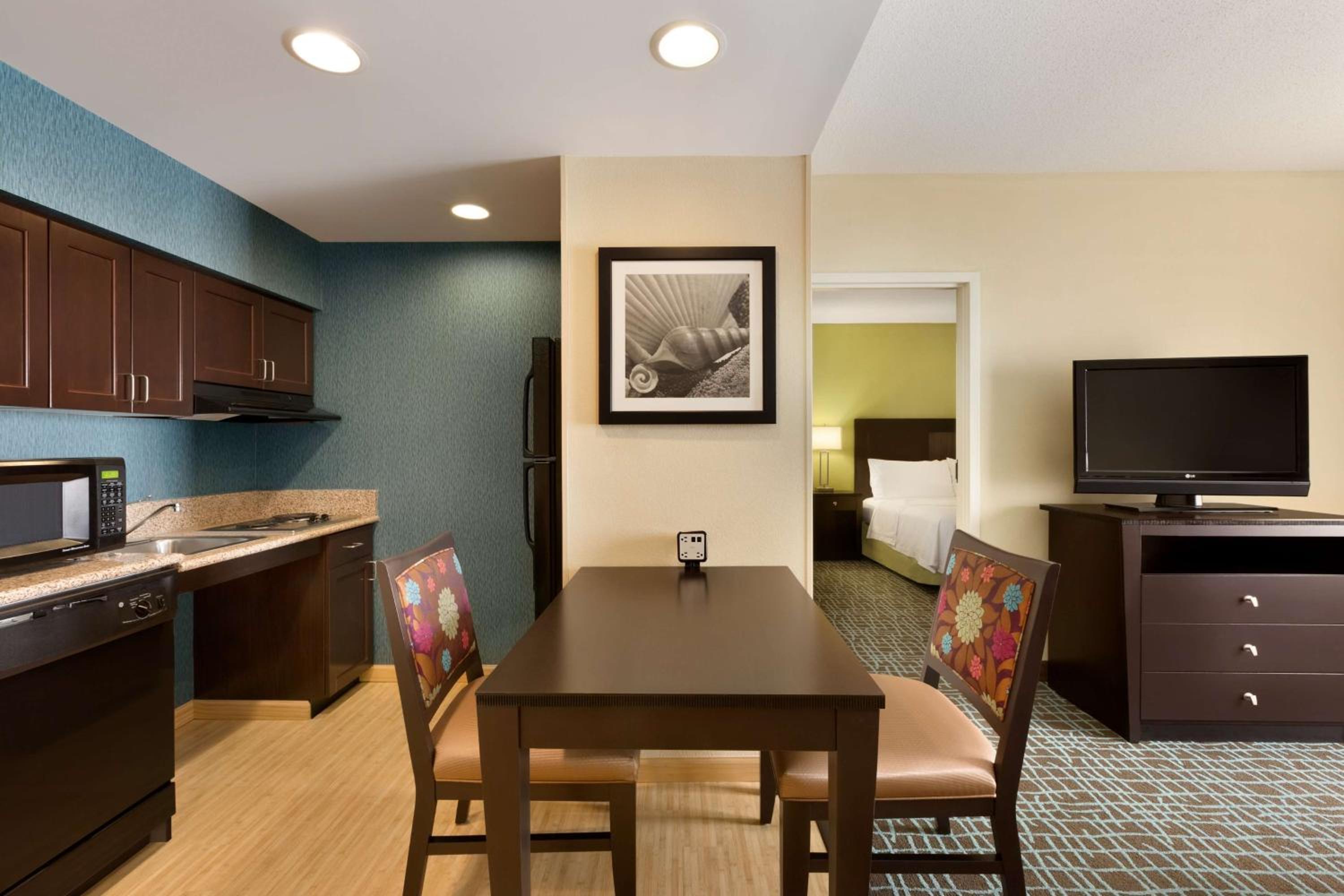 King Suite with Accessible Tub - Mobility and Hearing Access/Non-Smoking - Photo 6
