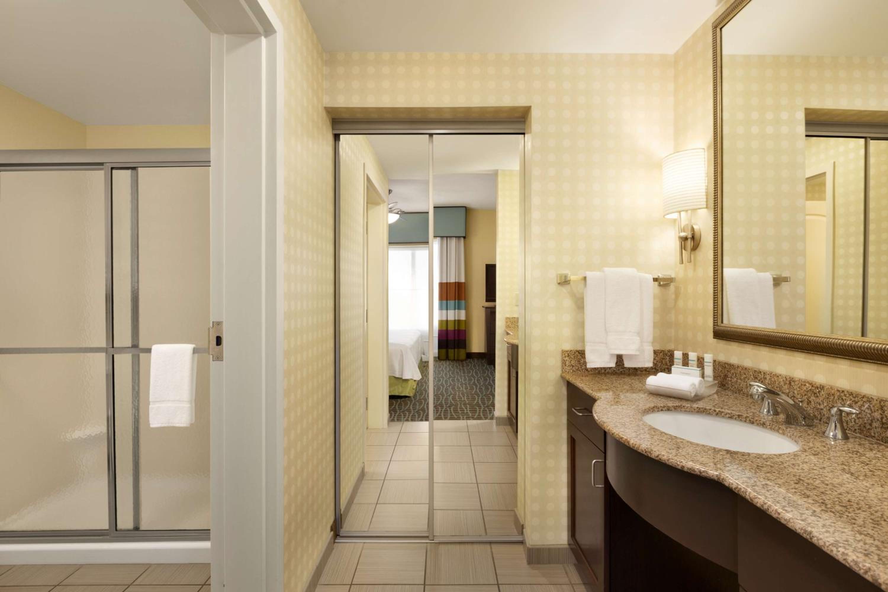 One-Bedroom Queen Suite with Two Queen Beds - Non-Smoking - Photo 4