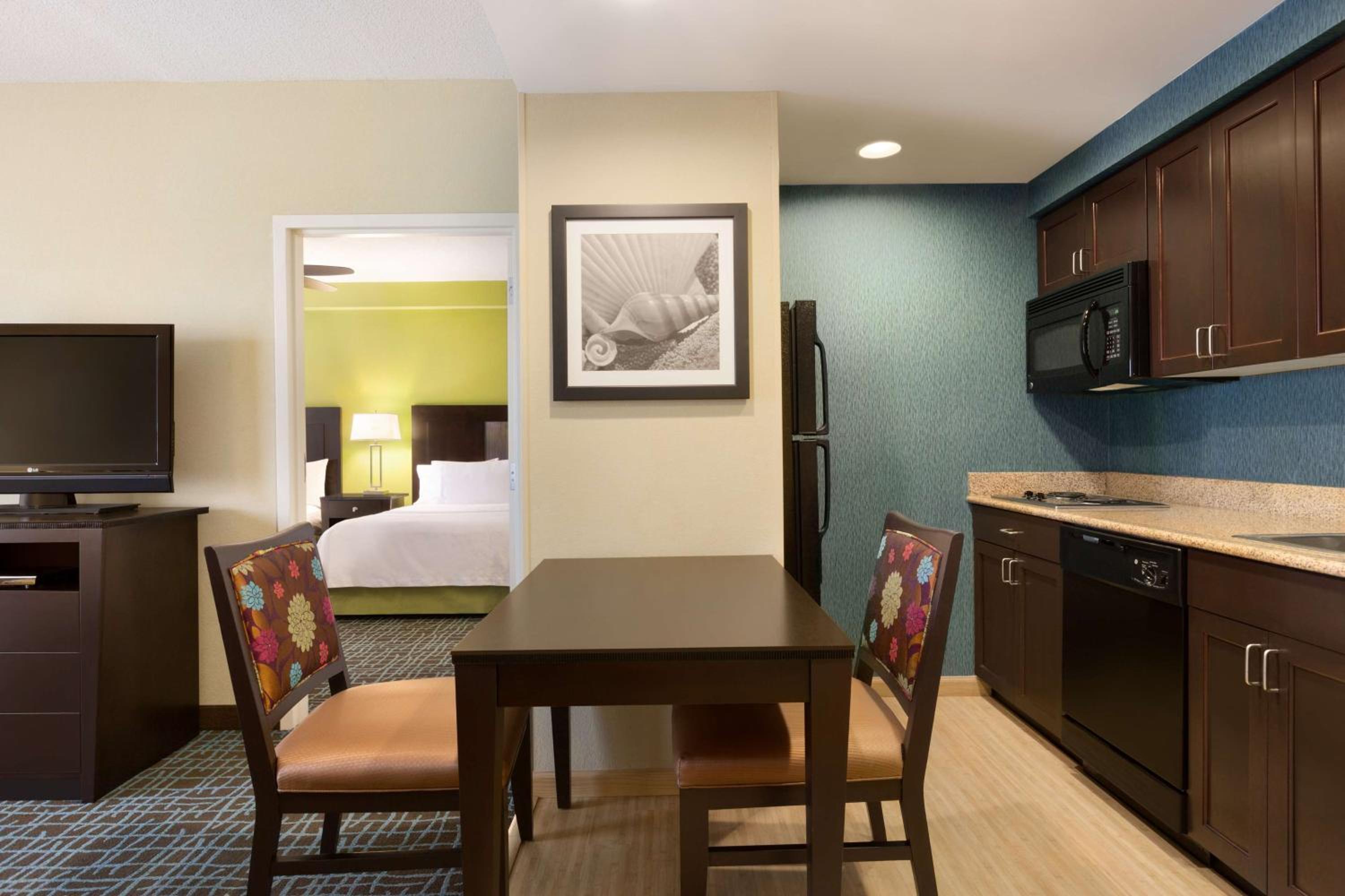 One-Bedroom Queen Suite with Two Queen Beds - Non-Smoking - Photo 6