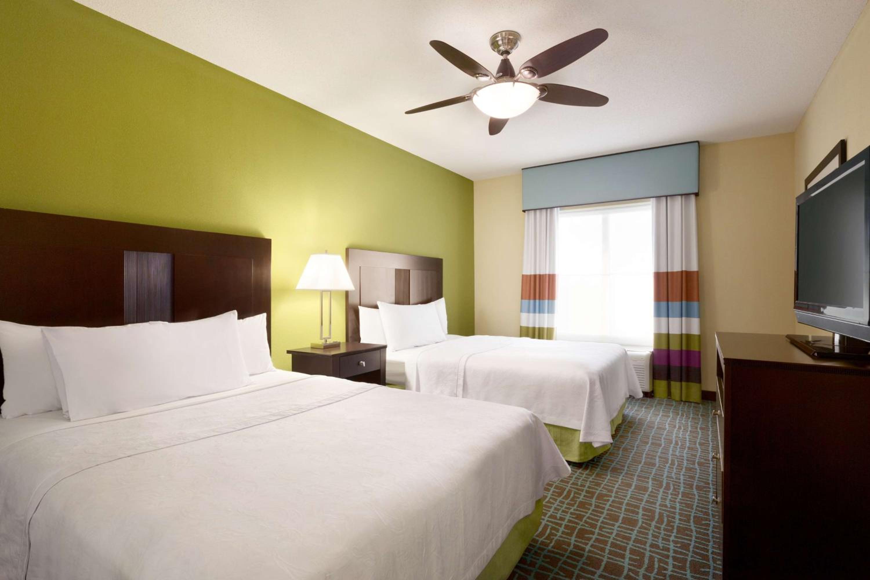 Two Bedroom Suite with One King and Two Queen Beds - Non-Smoking - Photo 3