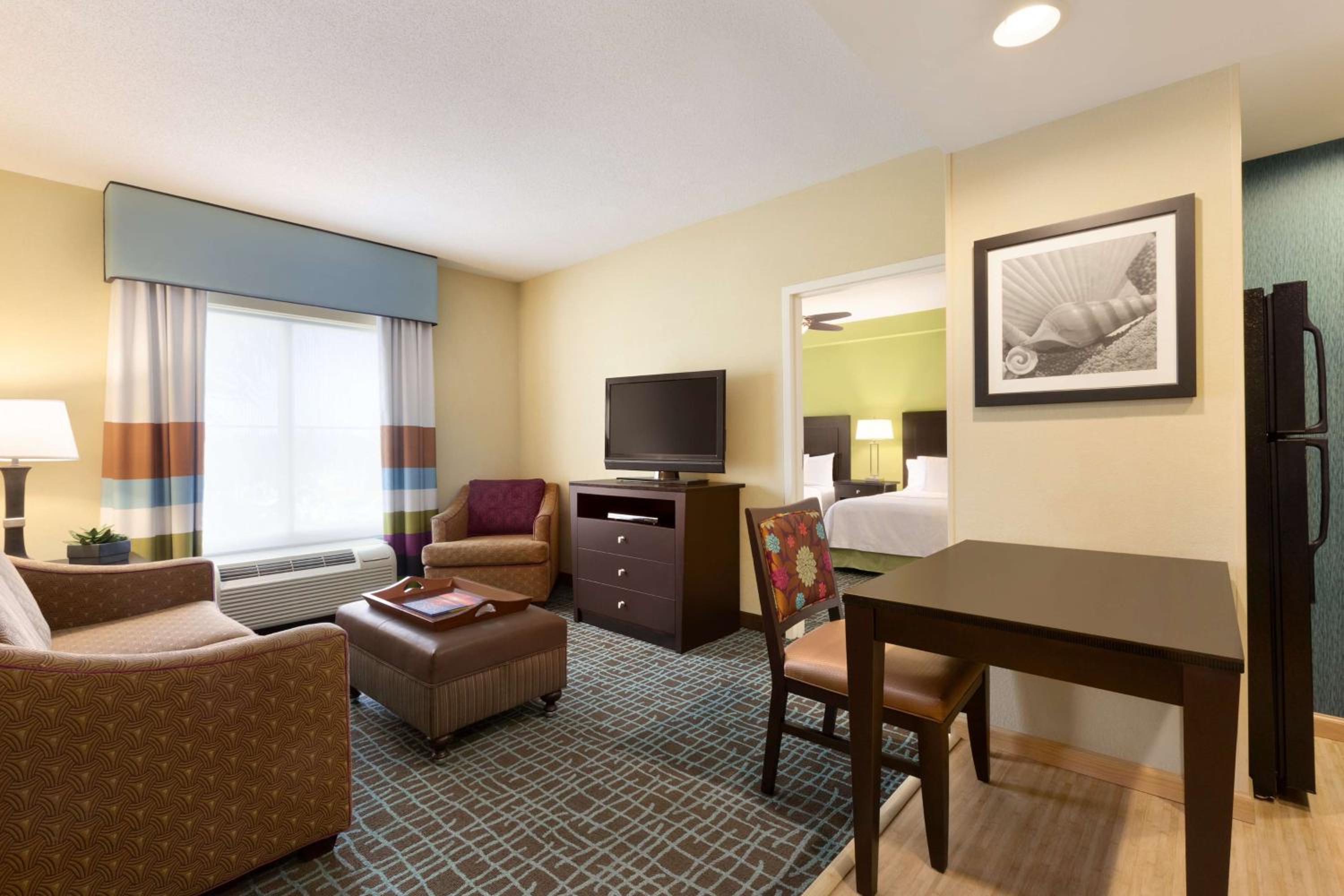 One-Bedroom Queen Suite with Two Queen Beds - Non-Smoking - Photo 3