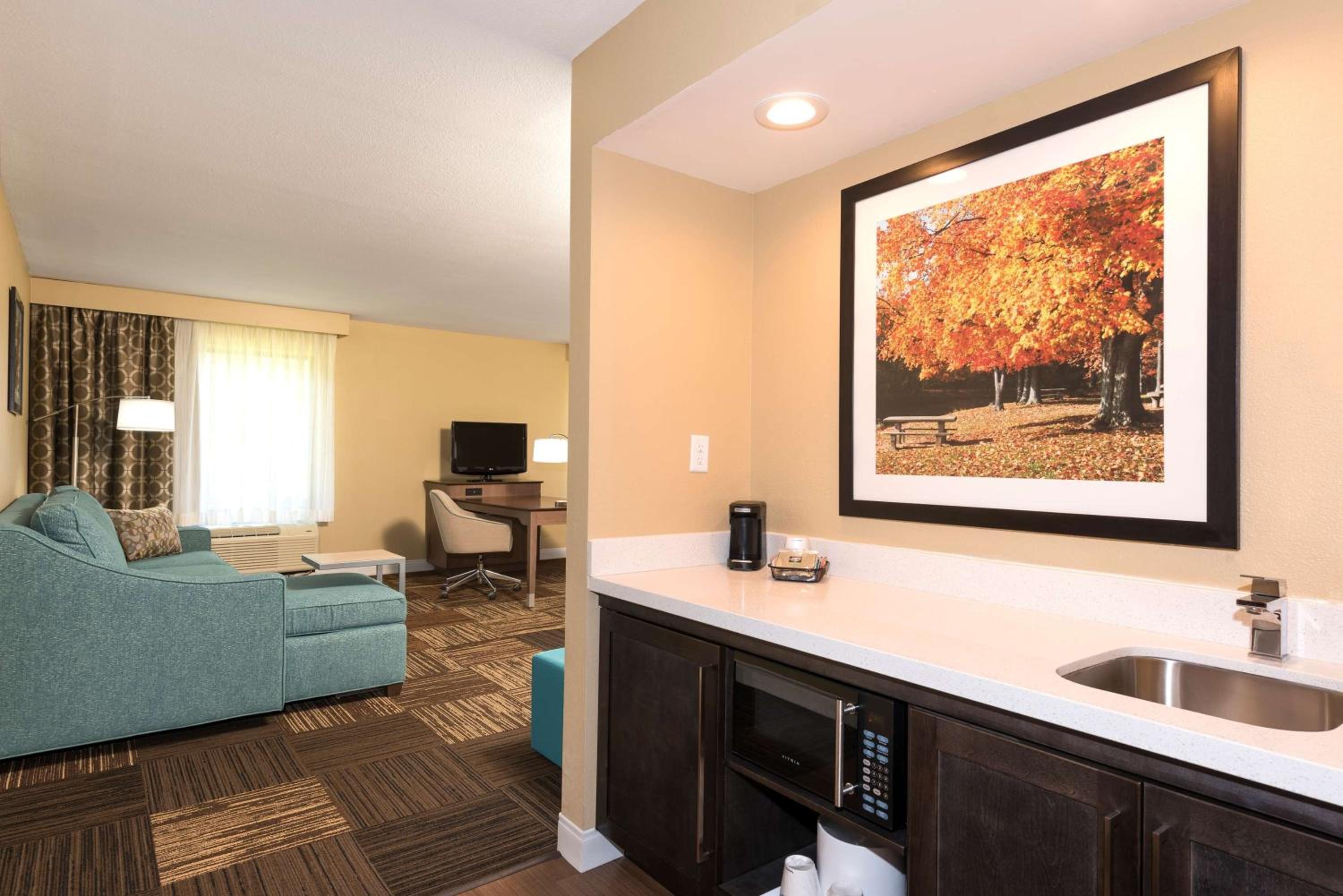 Queen Studio Suite with Two Queen Beds and Sofa Bed - Non-Smoking - Photo 3