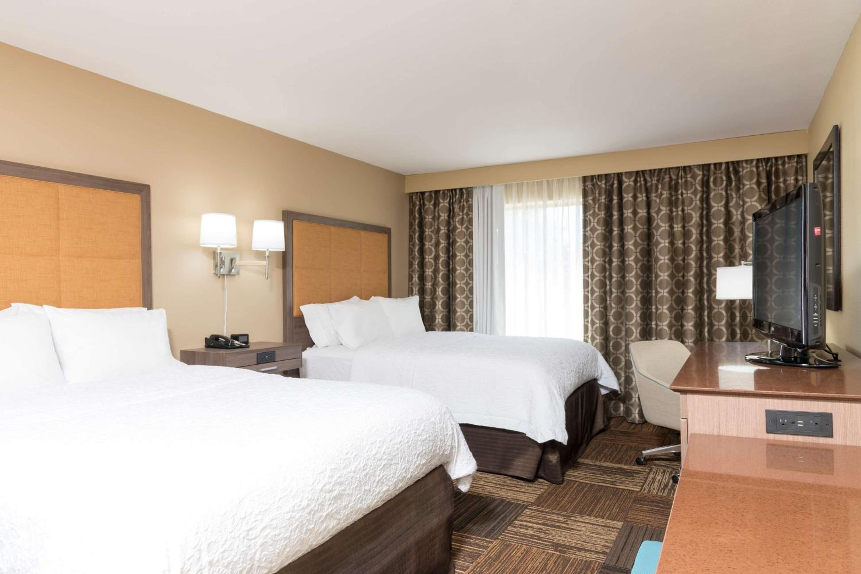 Room with Two Queen Beds - Non-Smoking - Photo 4