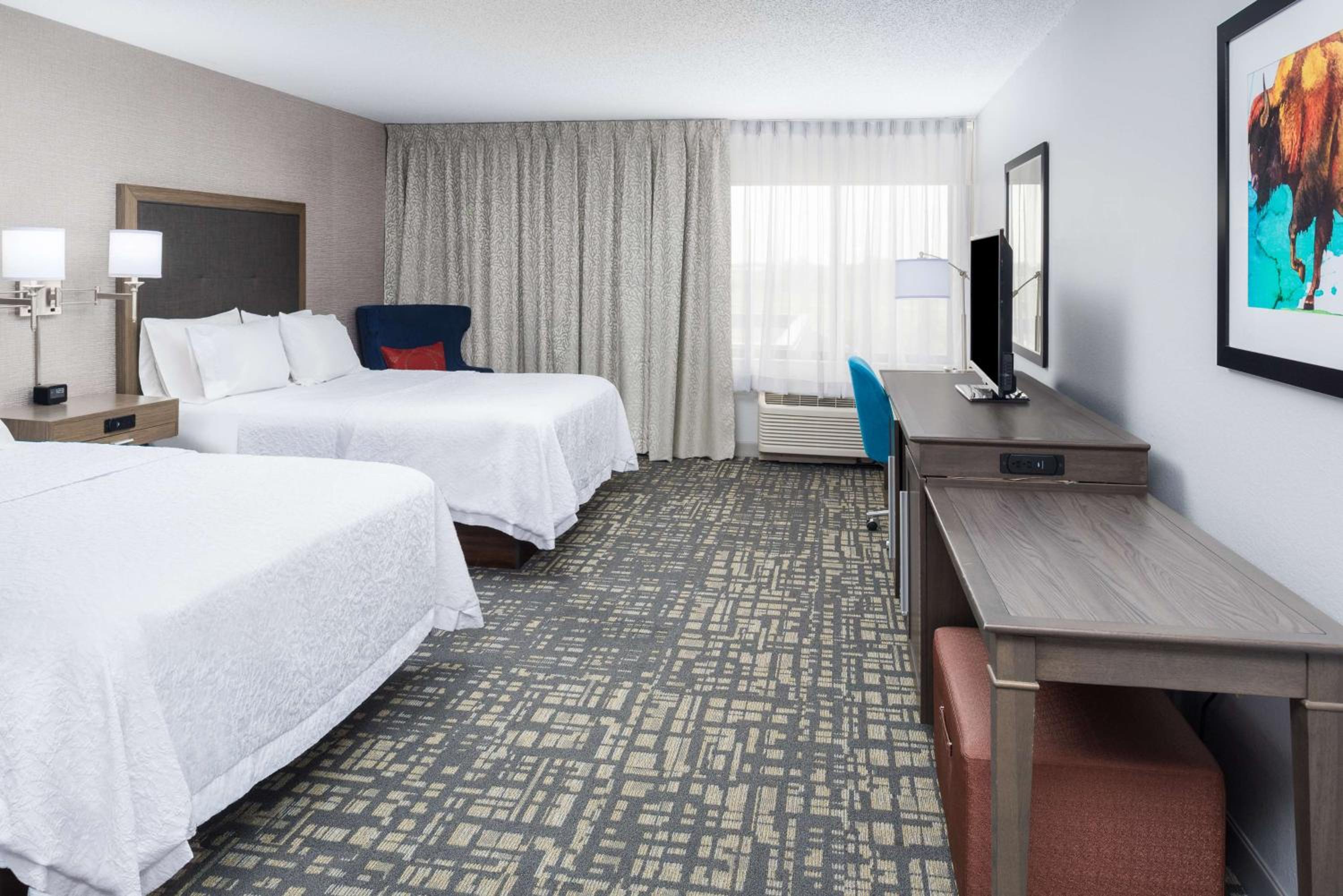 Deluxe Queen Room with Two Queen Beds - Non-Smoking photo 2