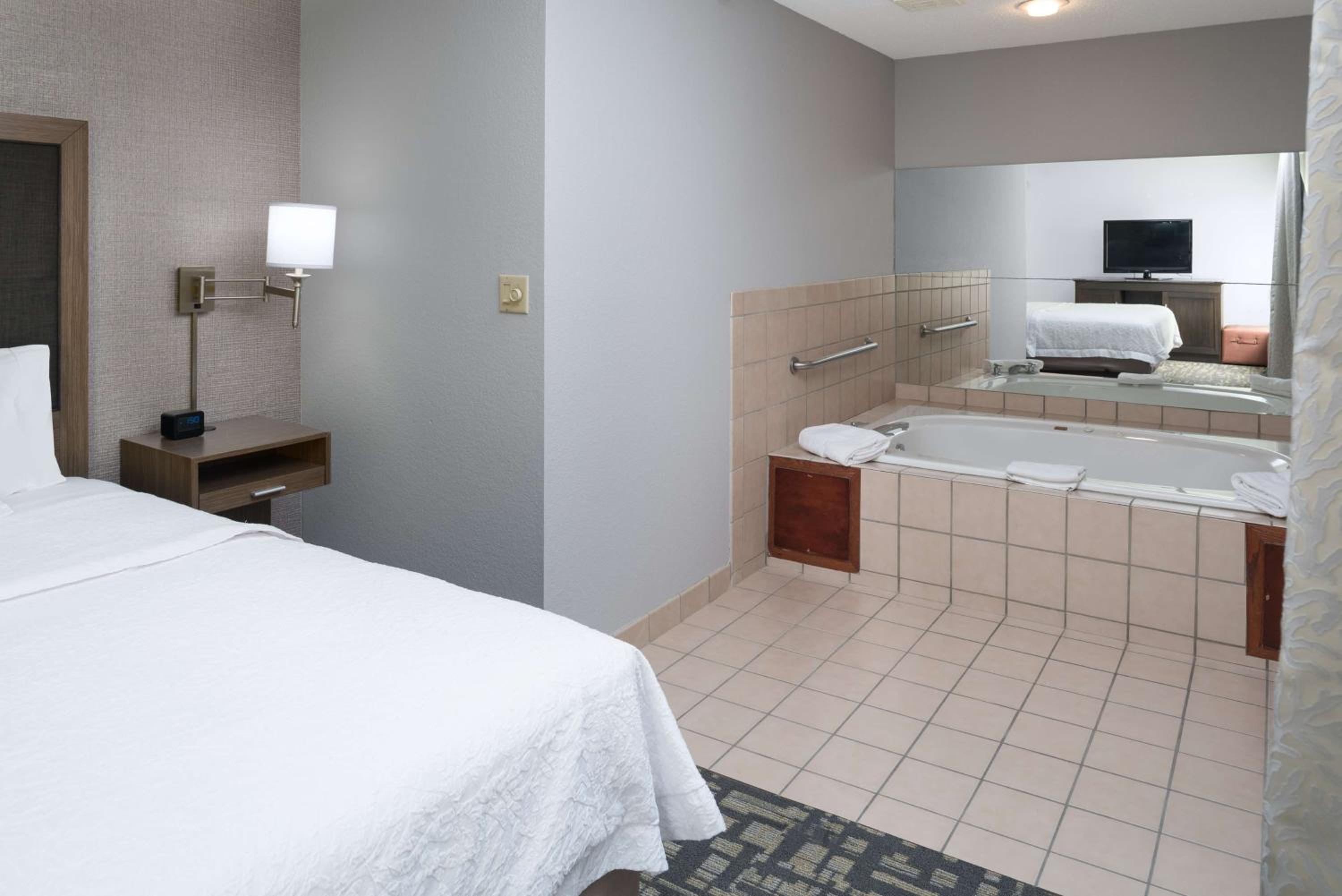 King Room with Spa Bath - Non-Smoking - Photo 6