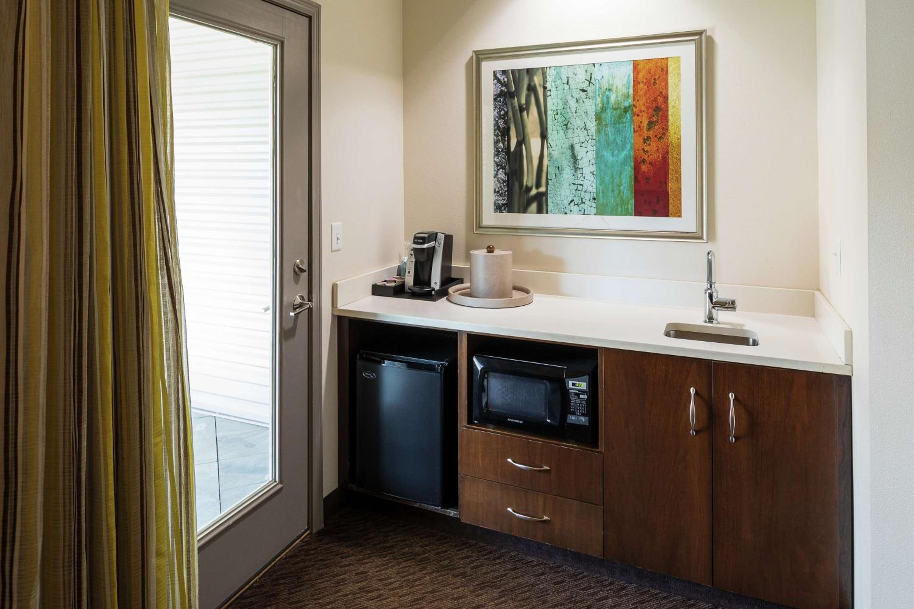 One-Bedroom King Suite photo 2
