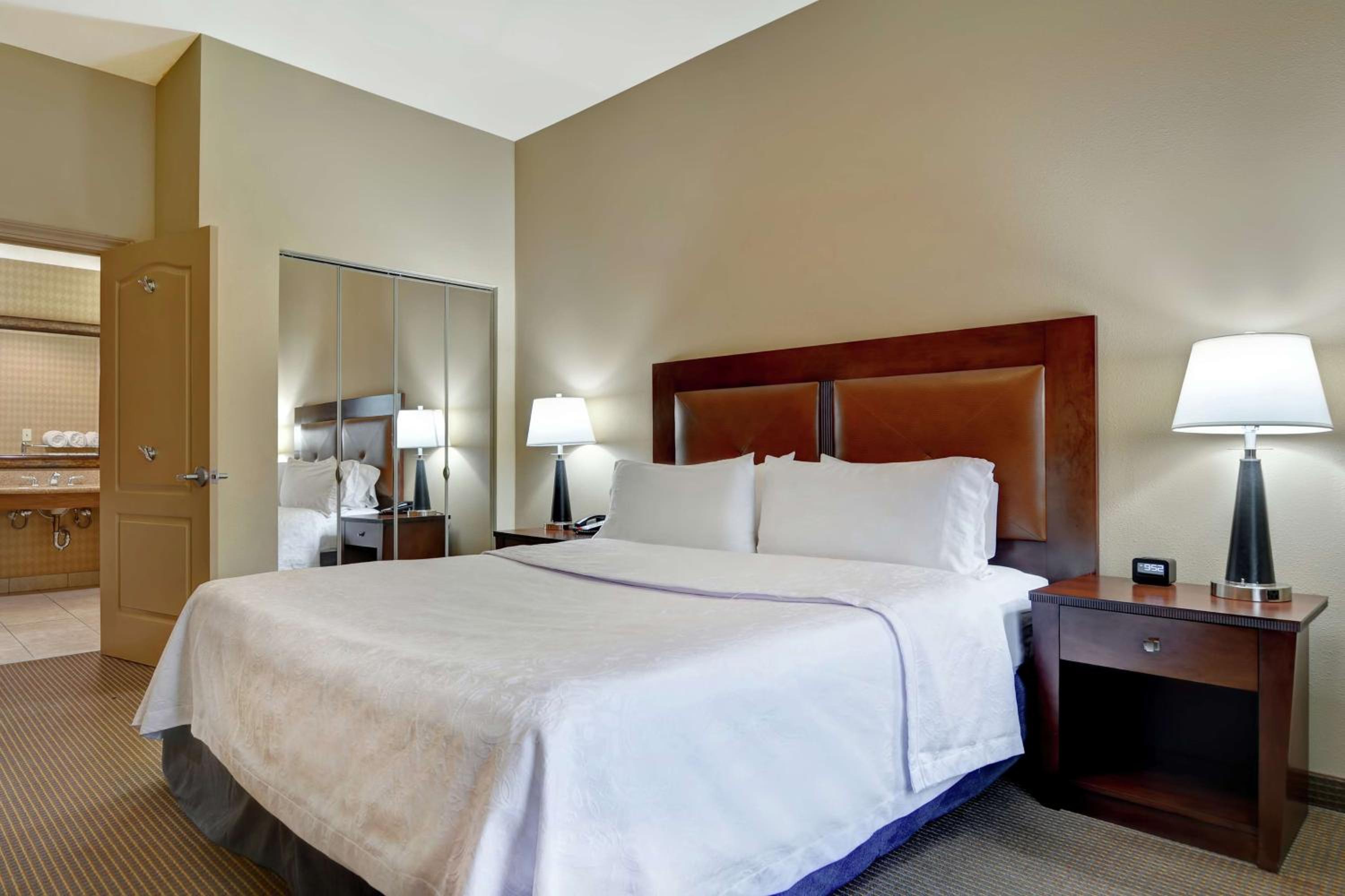 One-Bedroom King Room - Mobility Accessible - Photo 1