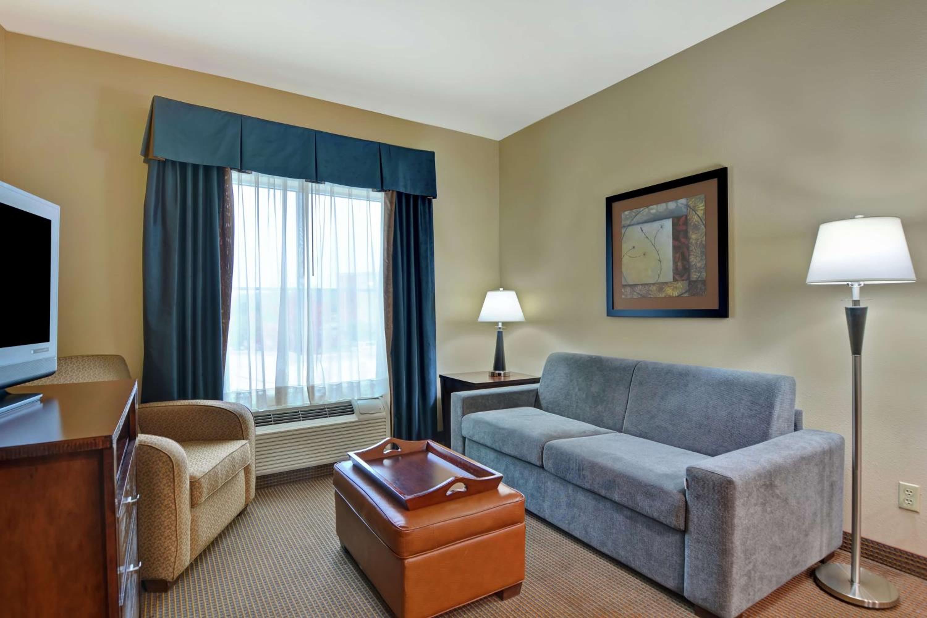 One-Bedroom Queen Suite with Two Queen Beds - Non-Smoking - Photo 1