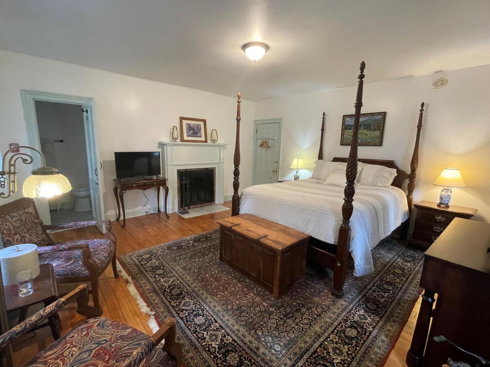Standard Queen Room