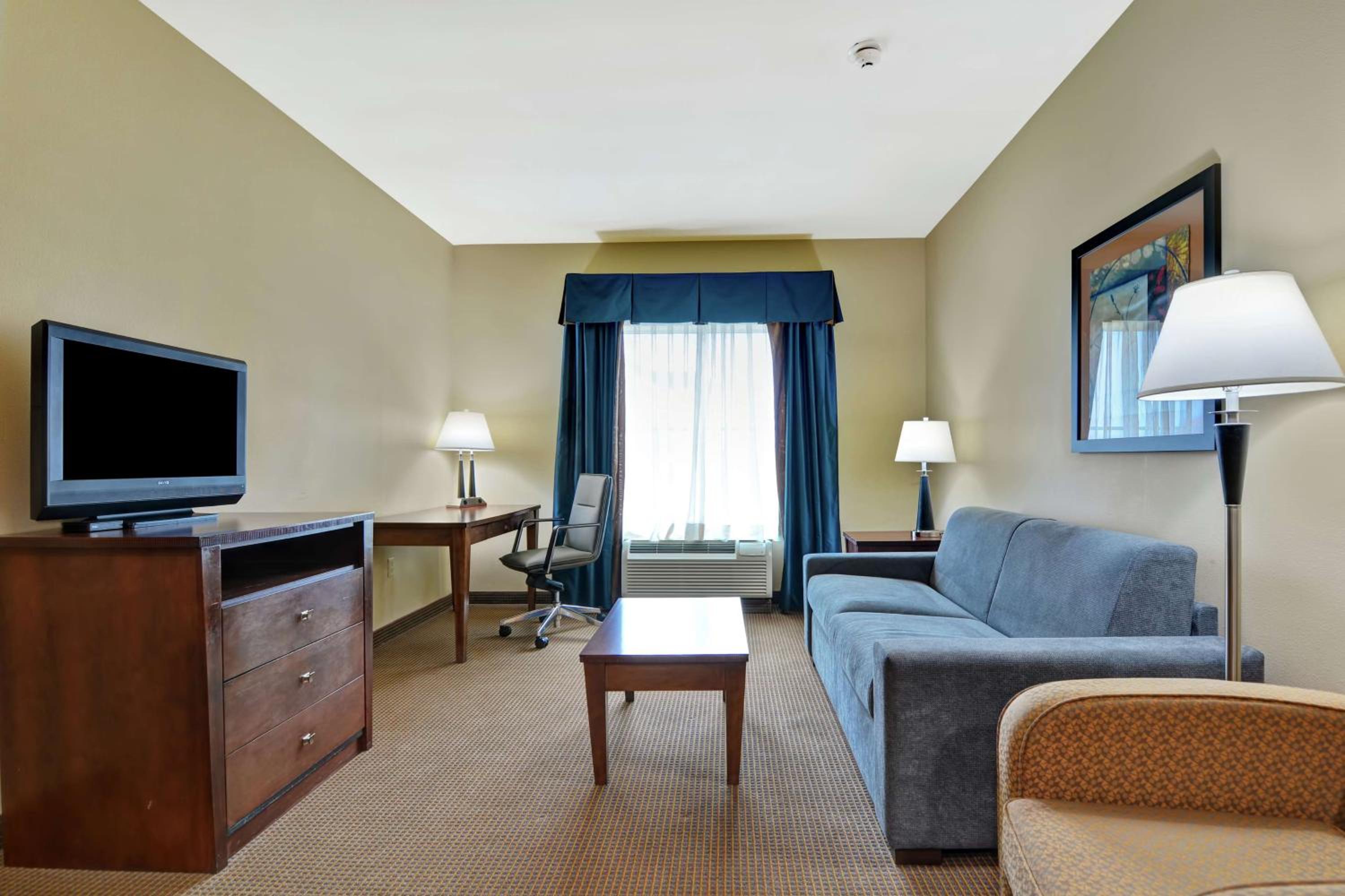 Two Bedroom Suite with One King and Two Queen Beds - Non-Smoking photo 2