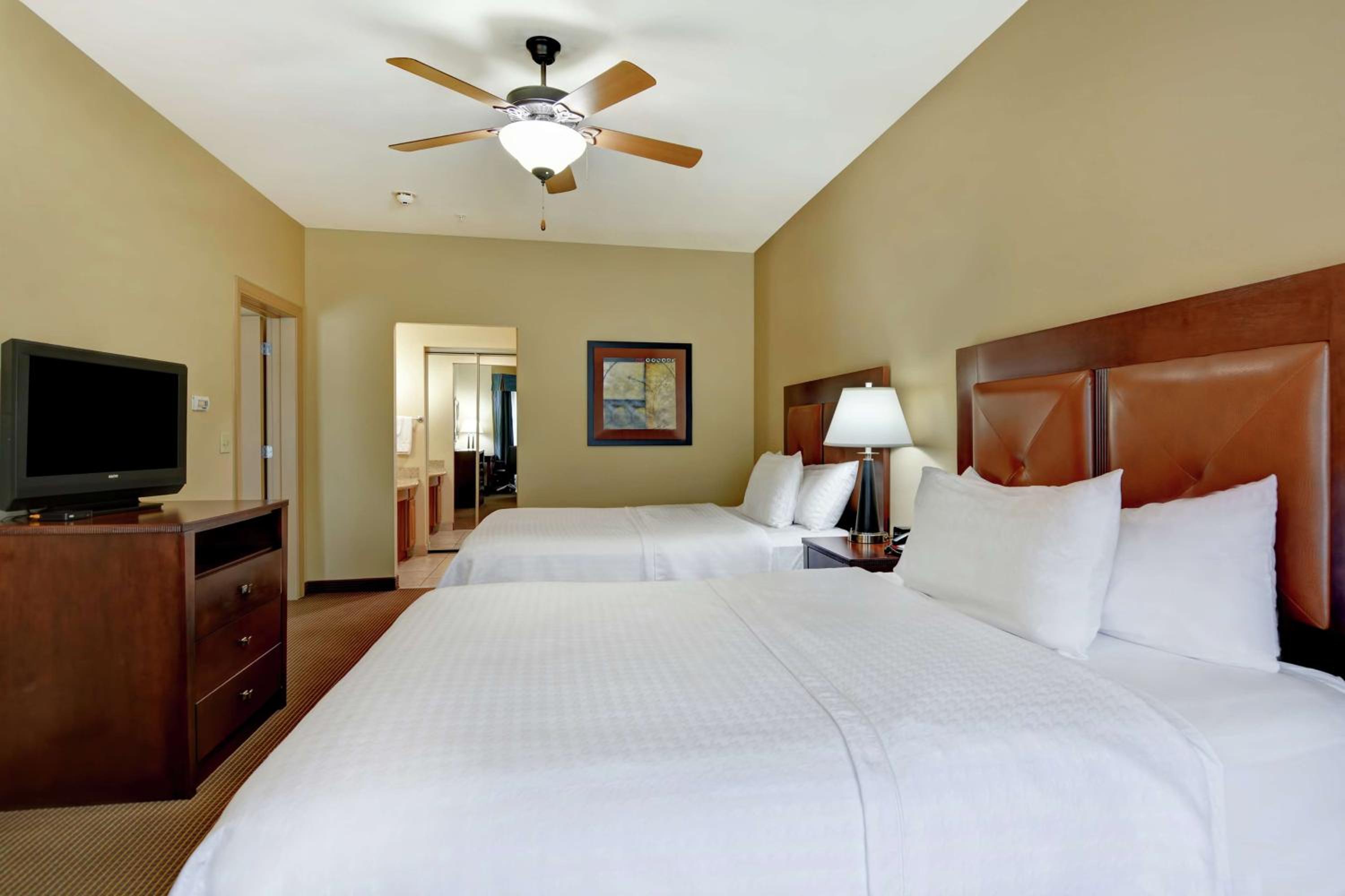 One-Bedroom Queen Suite with Two Queen Beds - Non-Smoking - Photo 2