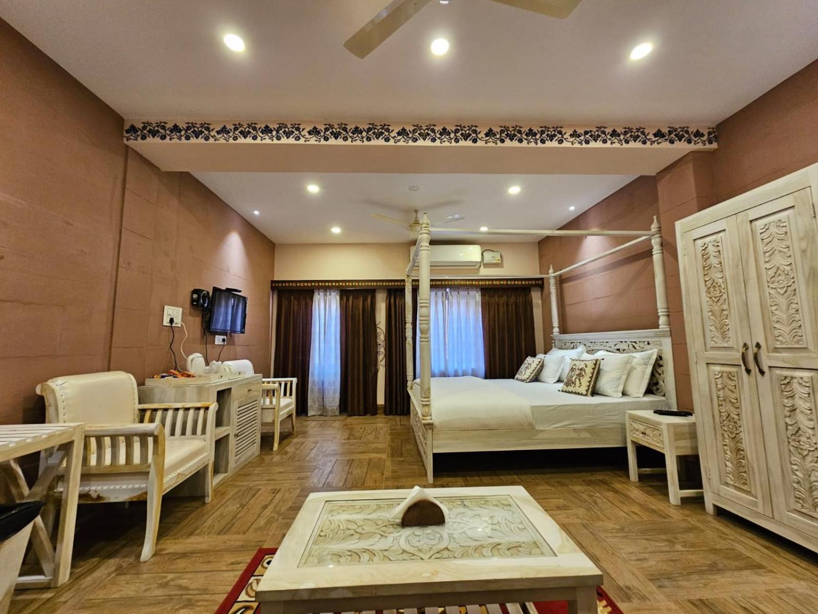 King Suite with Balcony - Photo 9