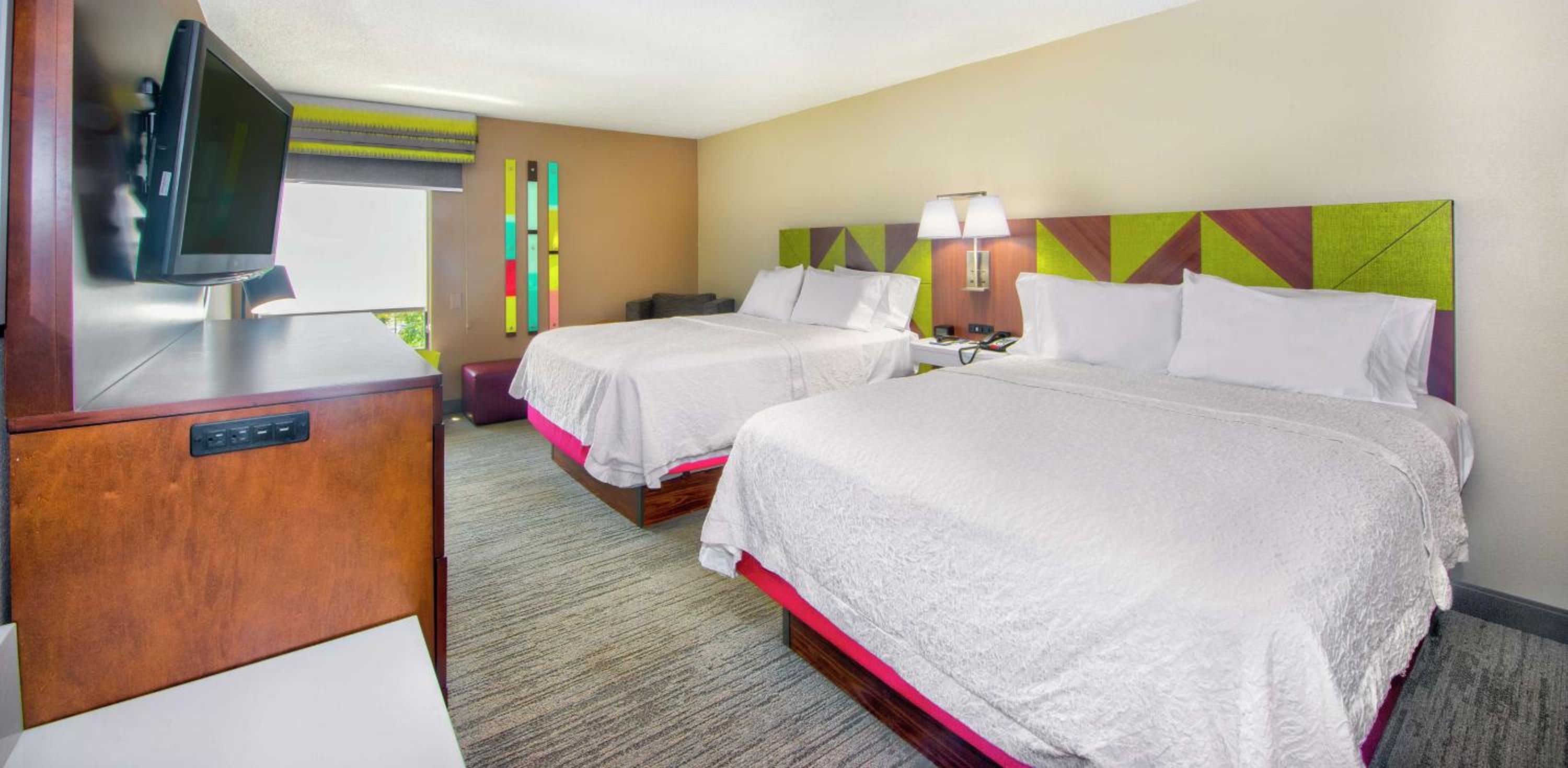 Room with Two Queen Beds - Non-Smoking - Photo 5