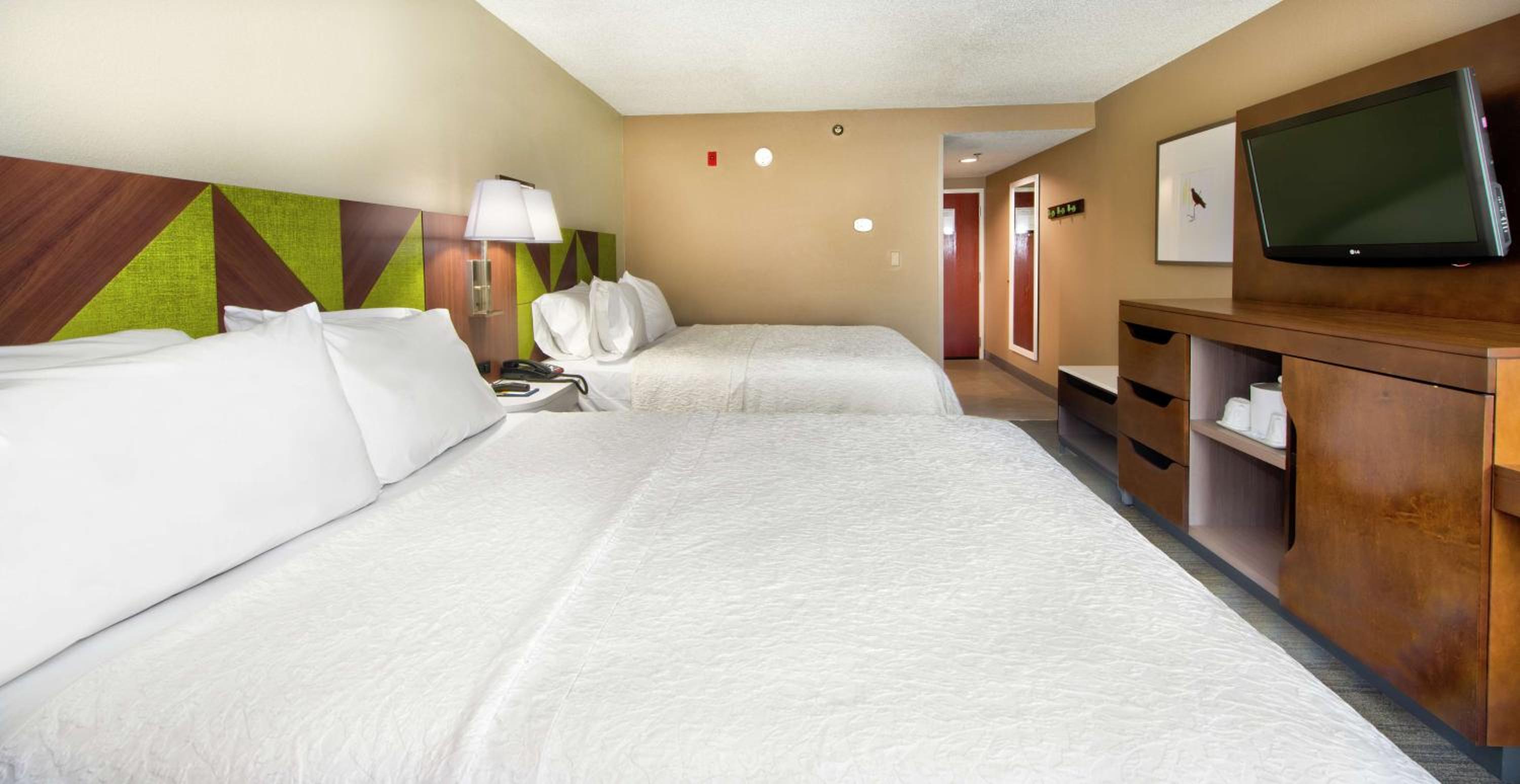 Room with Two Queen Beds - Non-Smoking - Photo 4
