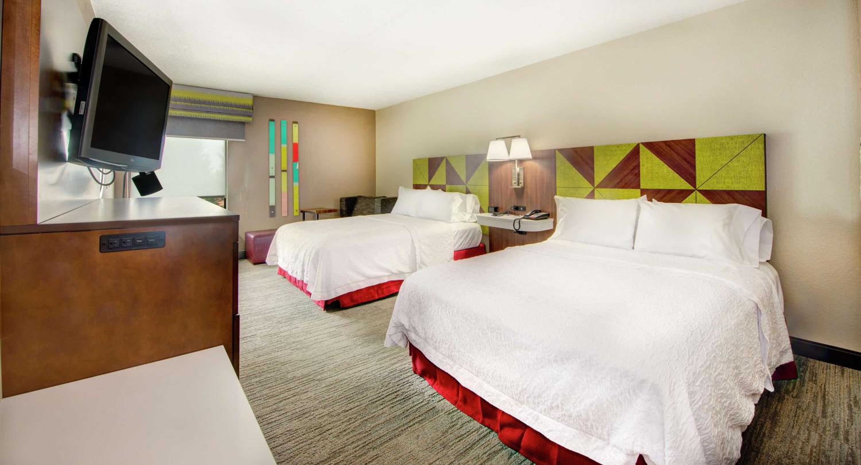 Queen Room with Two Queen Beds - Mobility Access/Non-Smoking - Photo 3